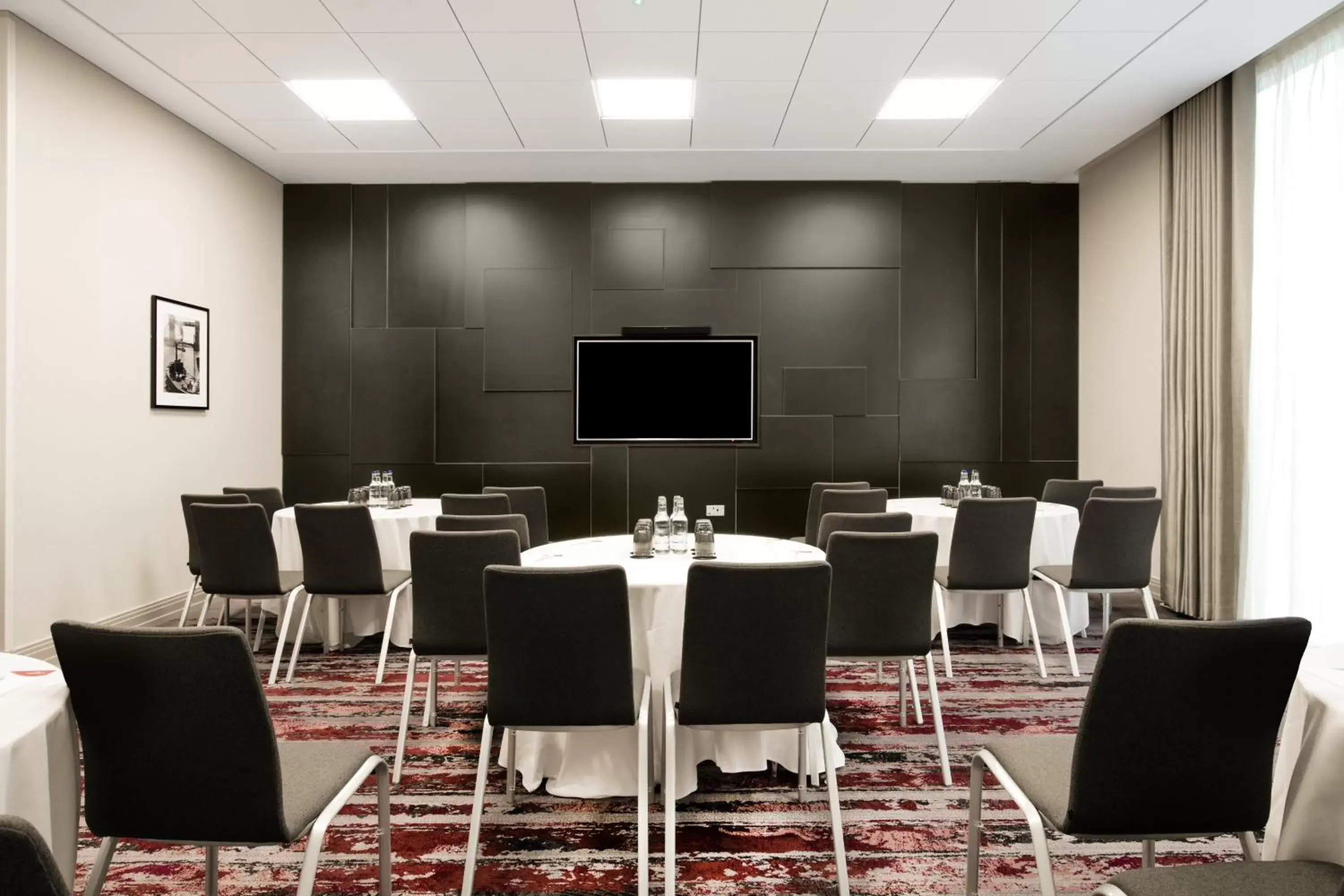 Lounge or bar in Crowne Plaza London - Docklands, an IHG Hotel
