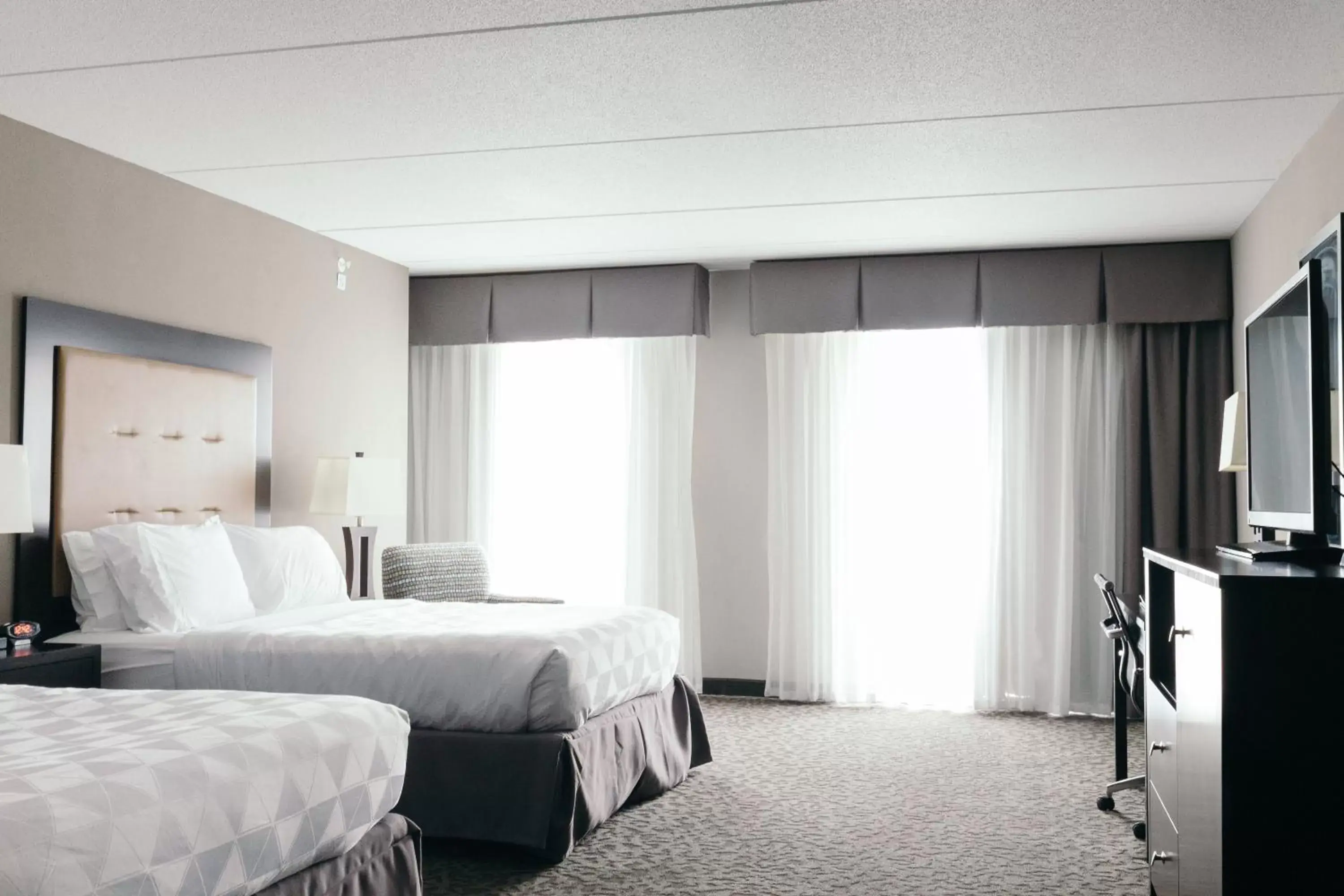 Photo of the whole room, Bed in Holiday Inn and Suites East Peoria, an IHG Hotel