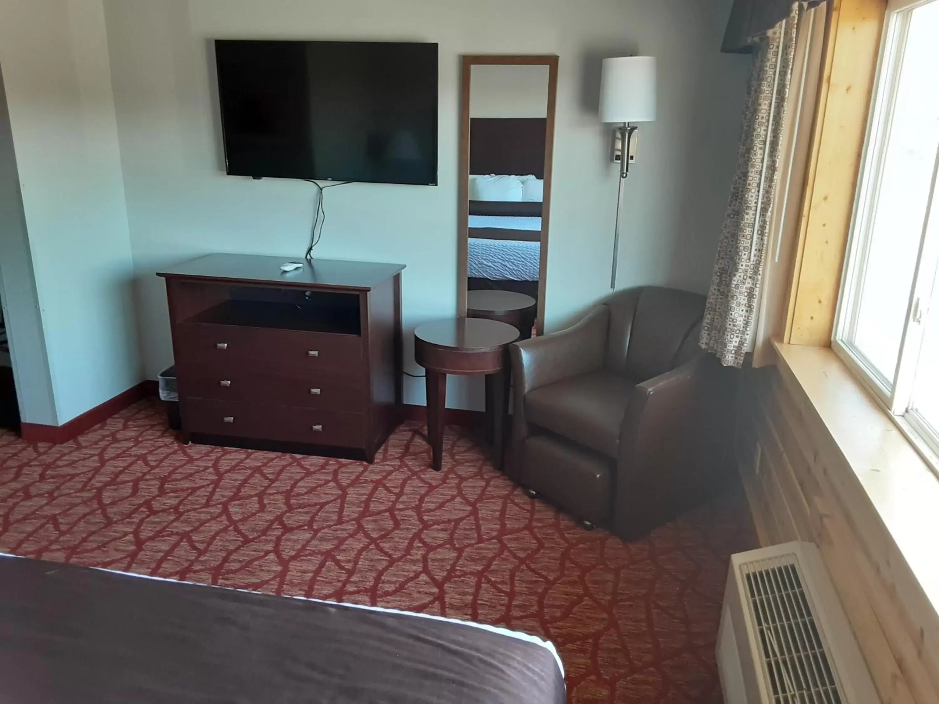 TV and multimedia, TV/Entertainment Center in Boarders Inn & Suites by Cobblestone Hotels - Superior/Duluth