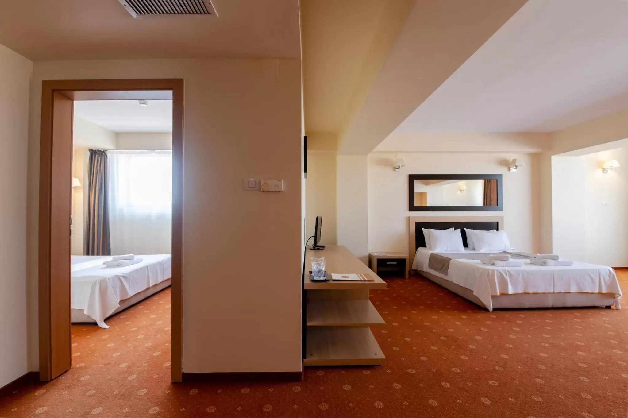 Living room, Bed in Hotel Oxford Inns&Suites