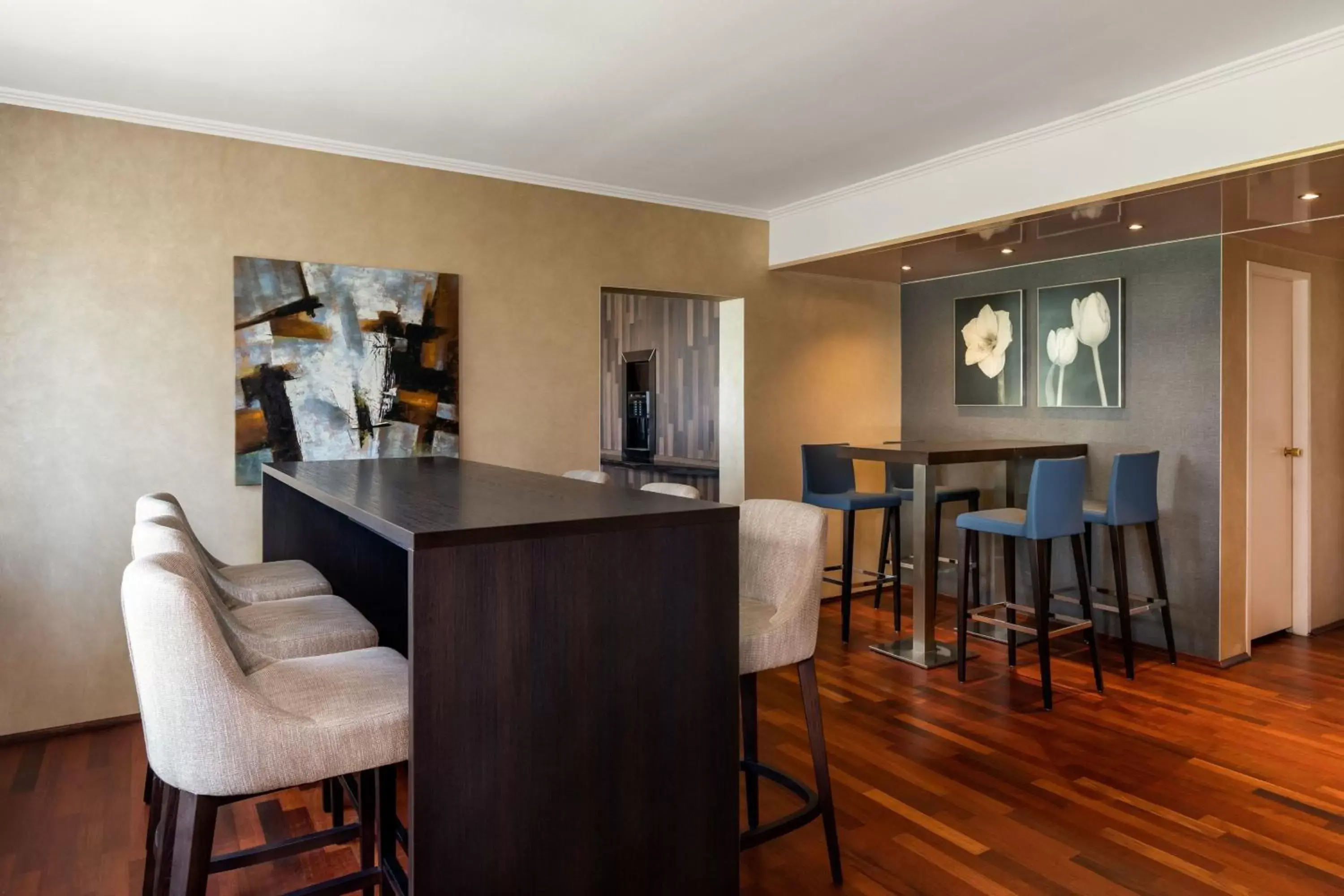 Lounge or bar, Dining Area in Sheraton Essen Hotel