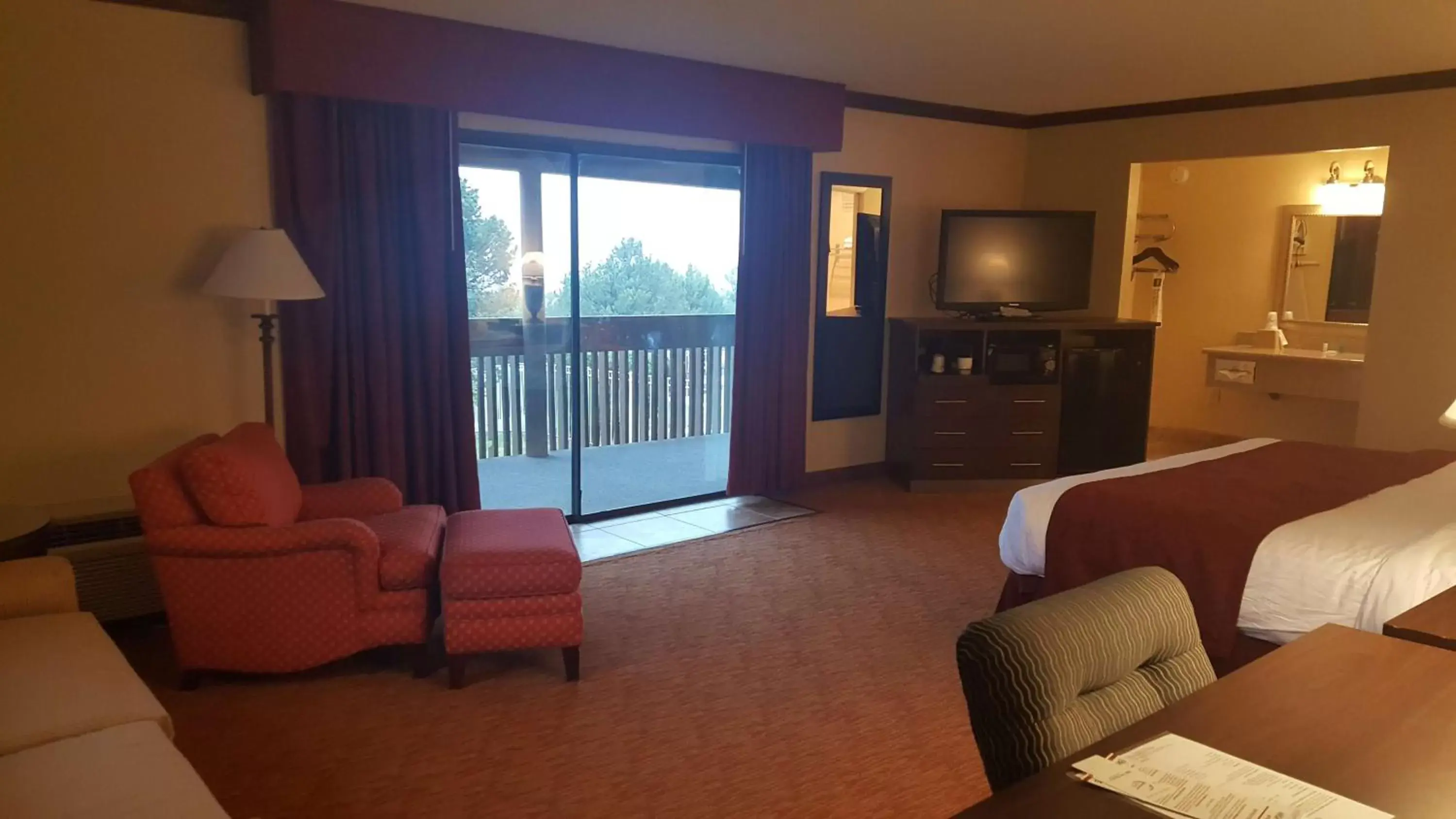 Photo of the whole room, Seating Area in Best Western Pine Springs Inn