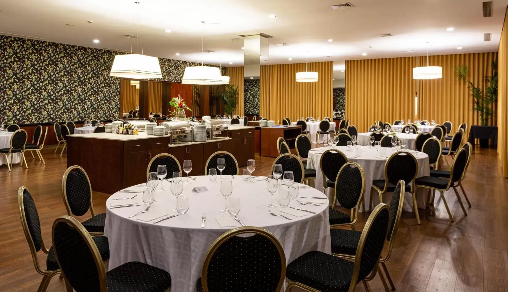 Meeting/conference room, Restaurant/Places to Eat in NH Coimbra Dona Ines