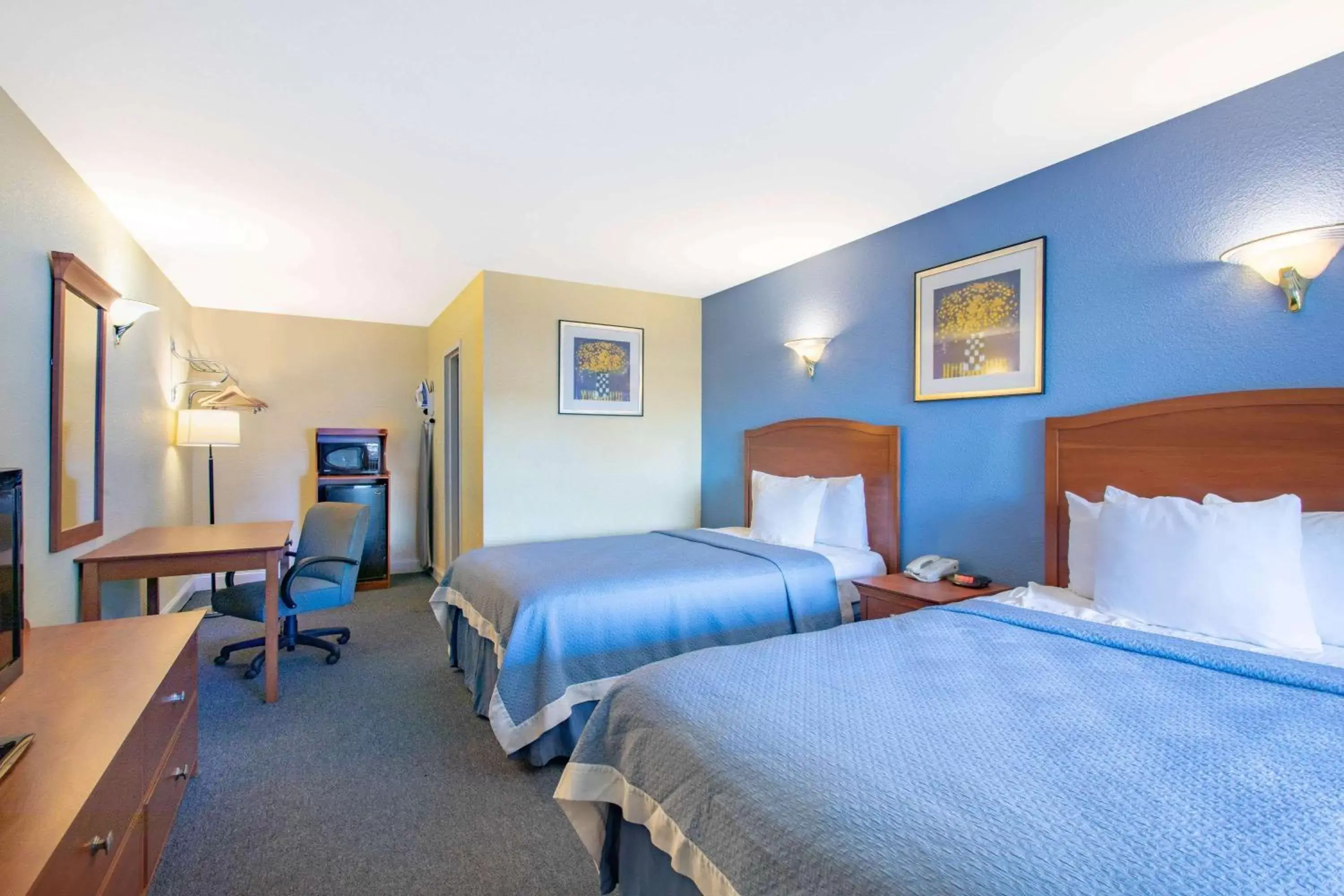 Photo of the whole room, Bed in Days Inn by Wyndham Elmsford