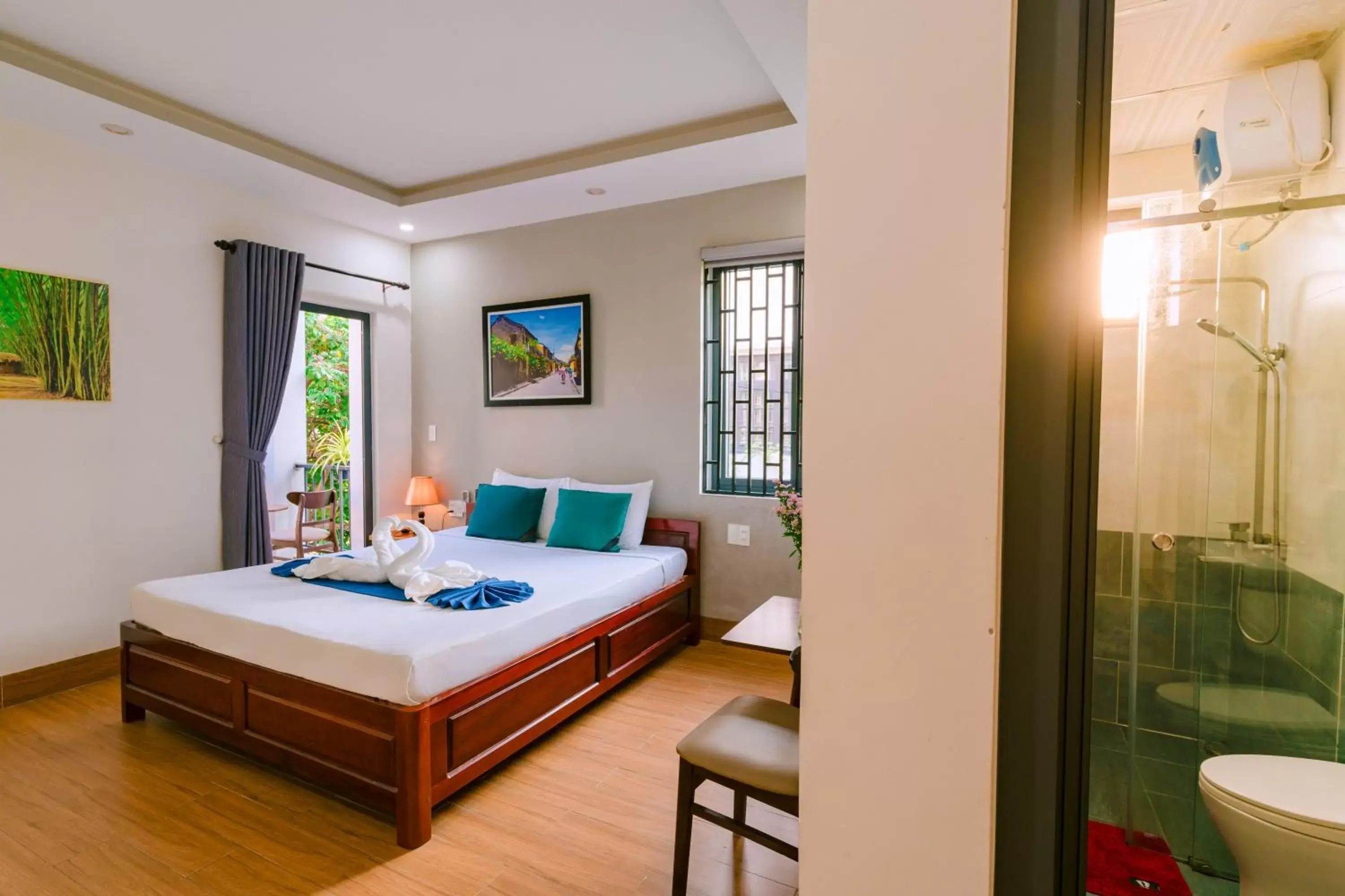 Double or Twin Room with Balcony in Vinh Khang Homestay Double or Twin Room with Balcony in Vinh Khang Homestay