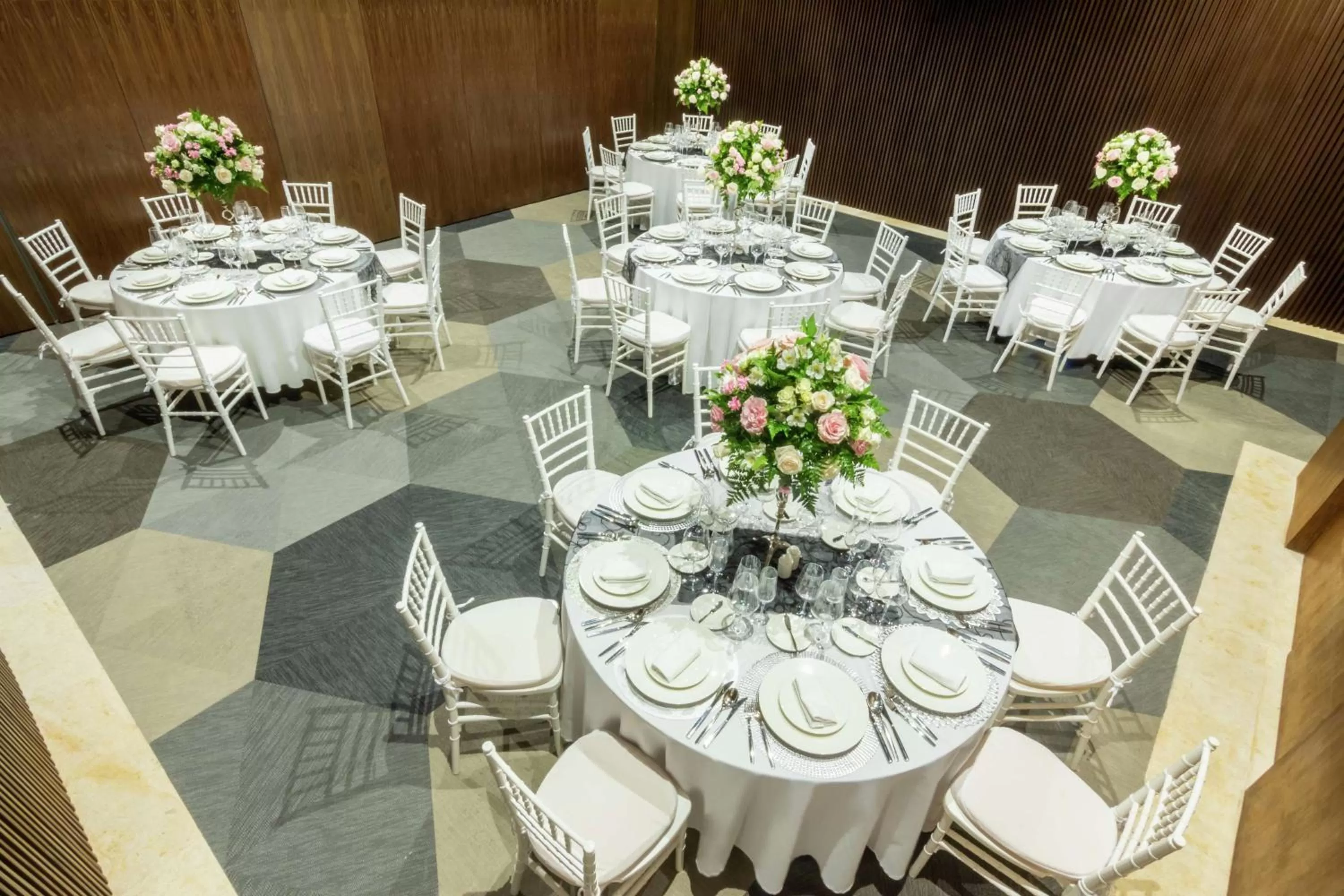 Dining area in The Fives Downtown Hotel & Residences, Curio Collection by Hilton