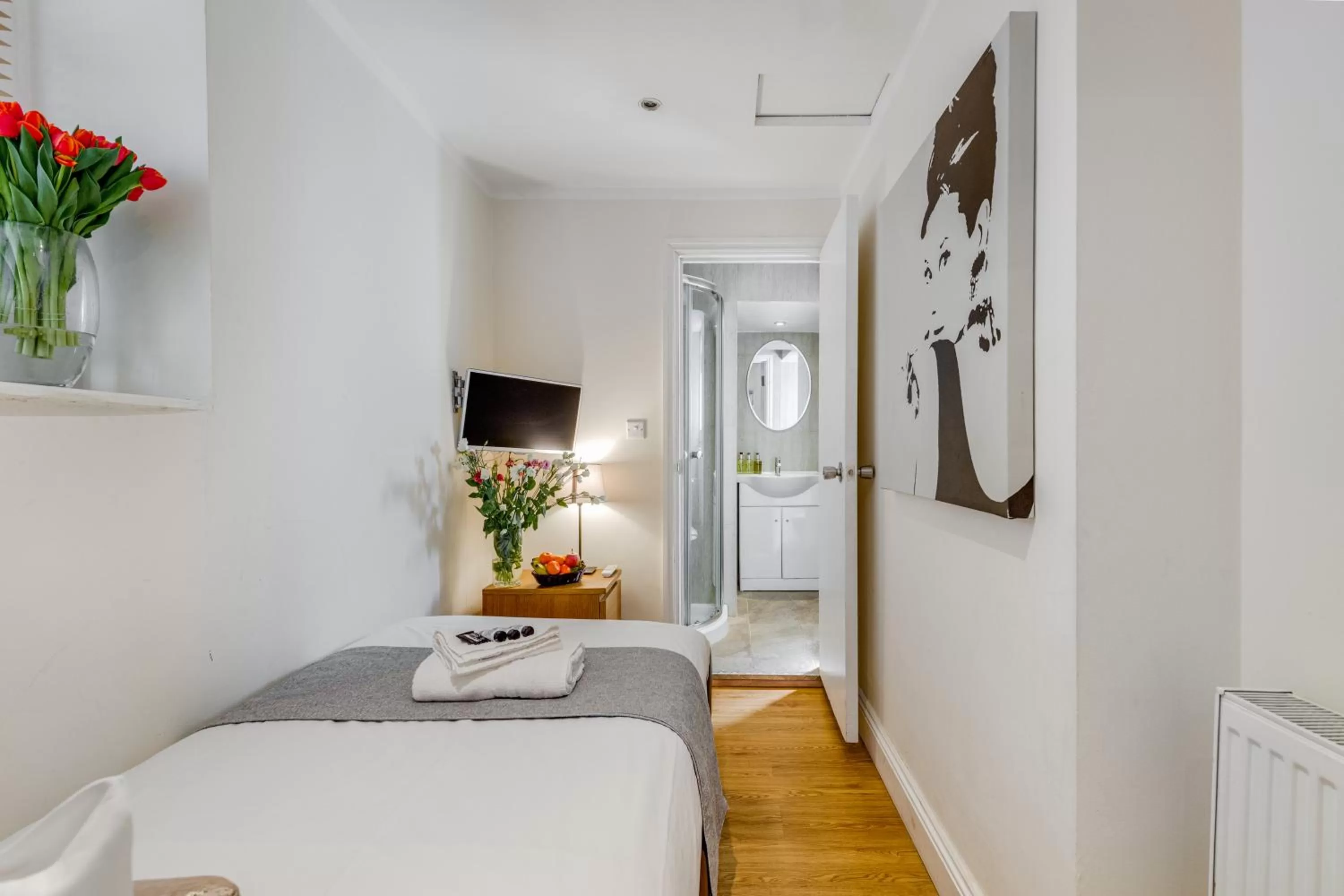 Bed in 1 Lexham Gardens Hotel