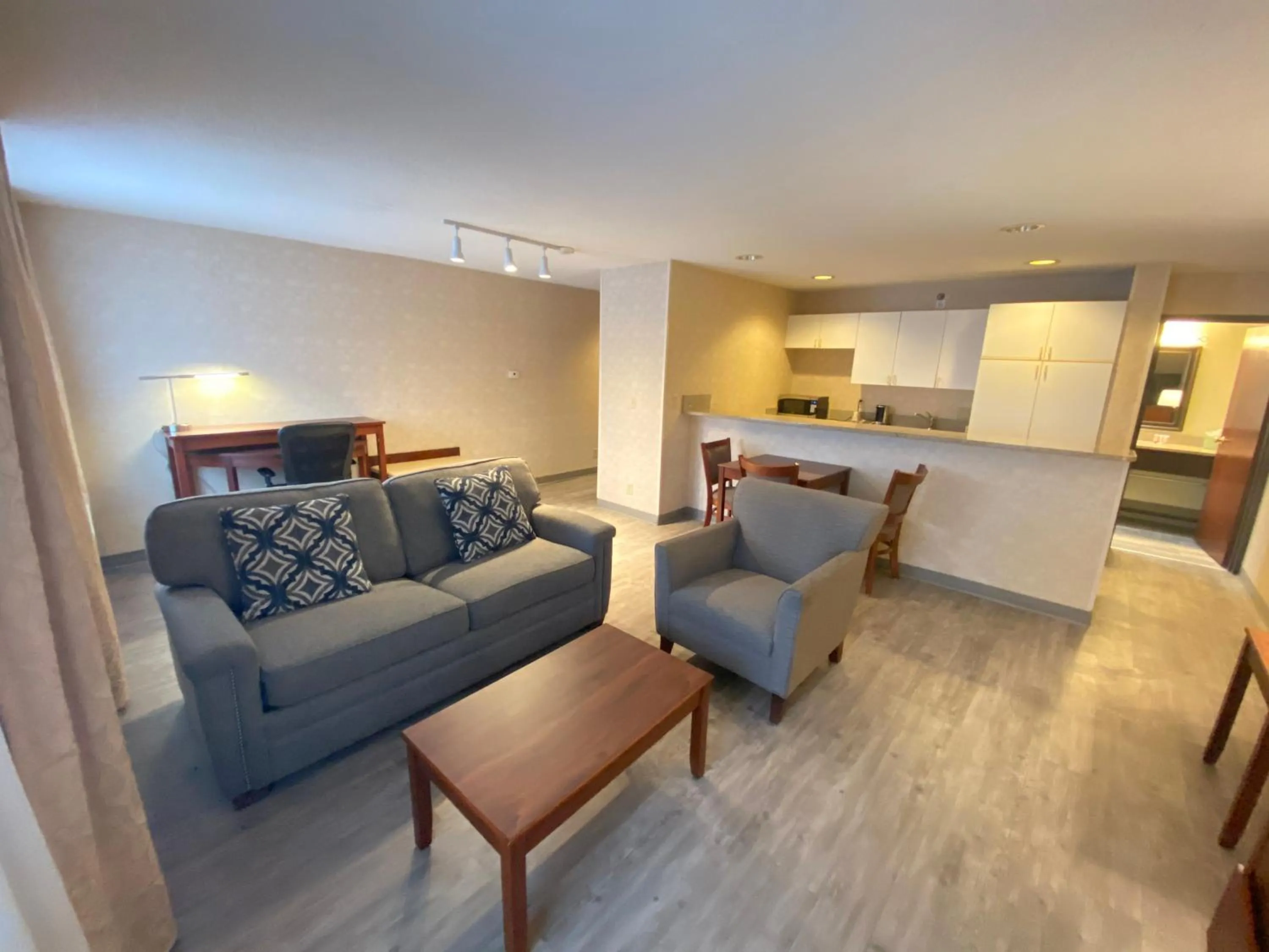 Living room in Wyndham Garden Grand Rapids Airport