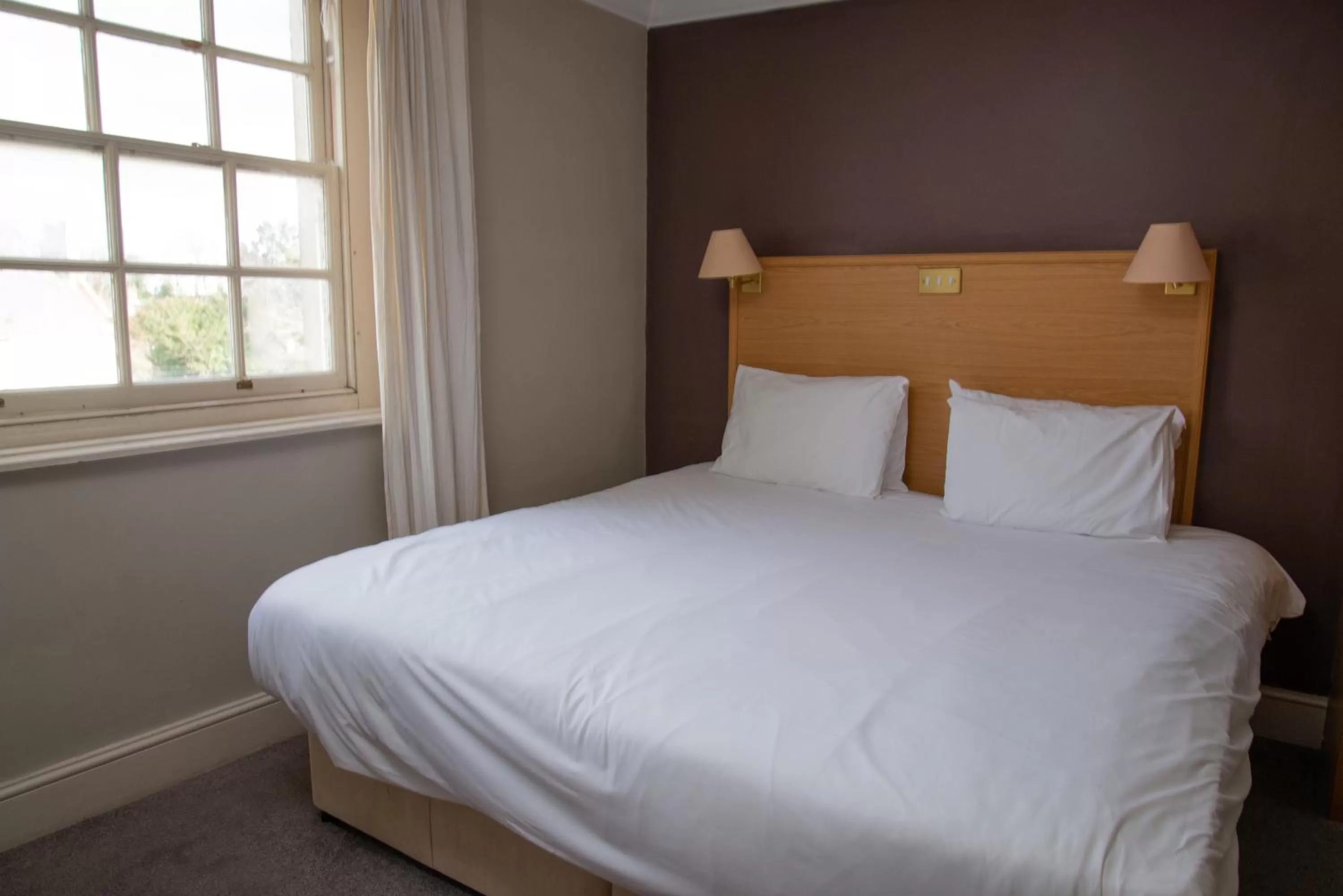 Bedroom, Bed in Royal Hotel, Bar & Grill