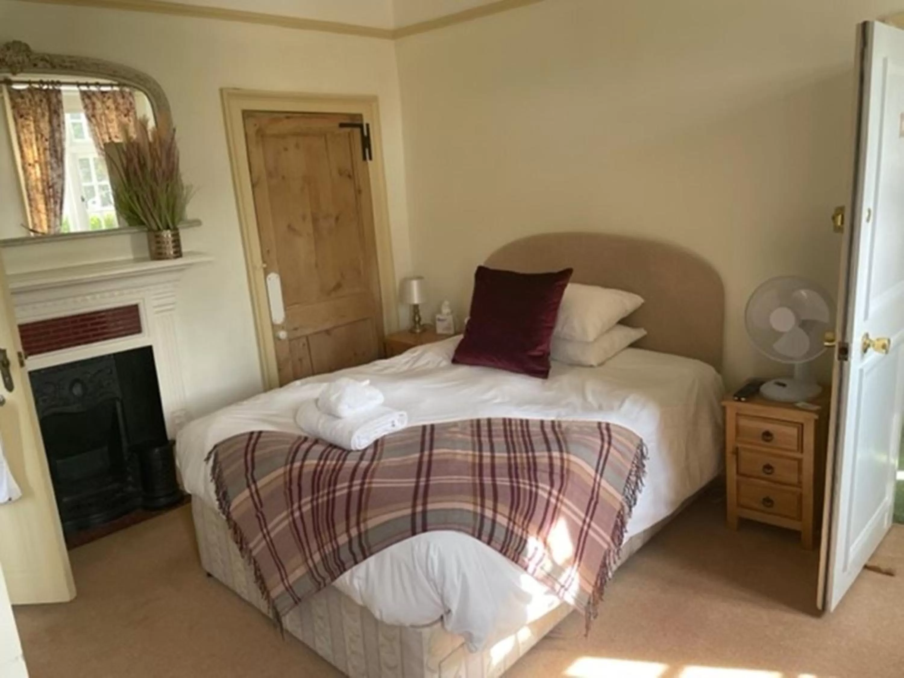 Photo of the whole room, Bed in Sherbourne House