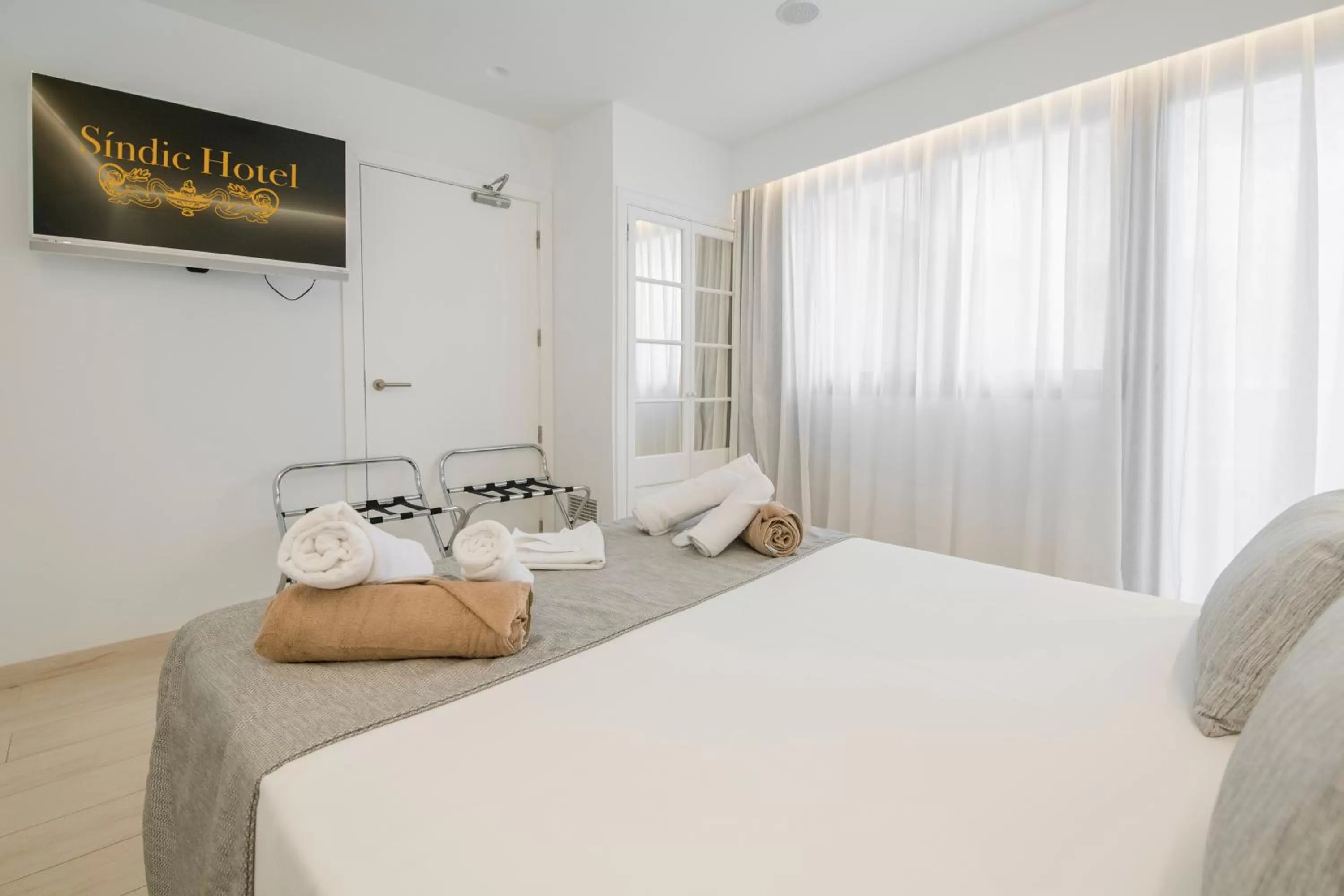 Photo of the whole room, Bed in Sindic Hotel - Adults Only