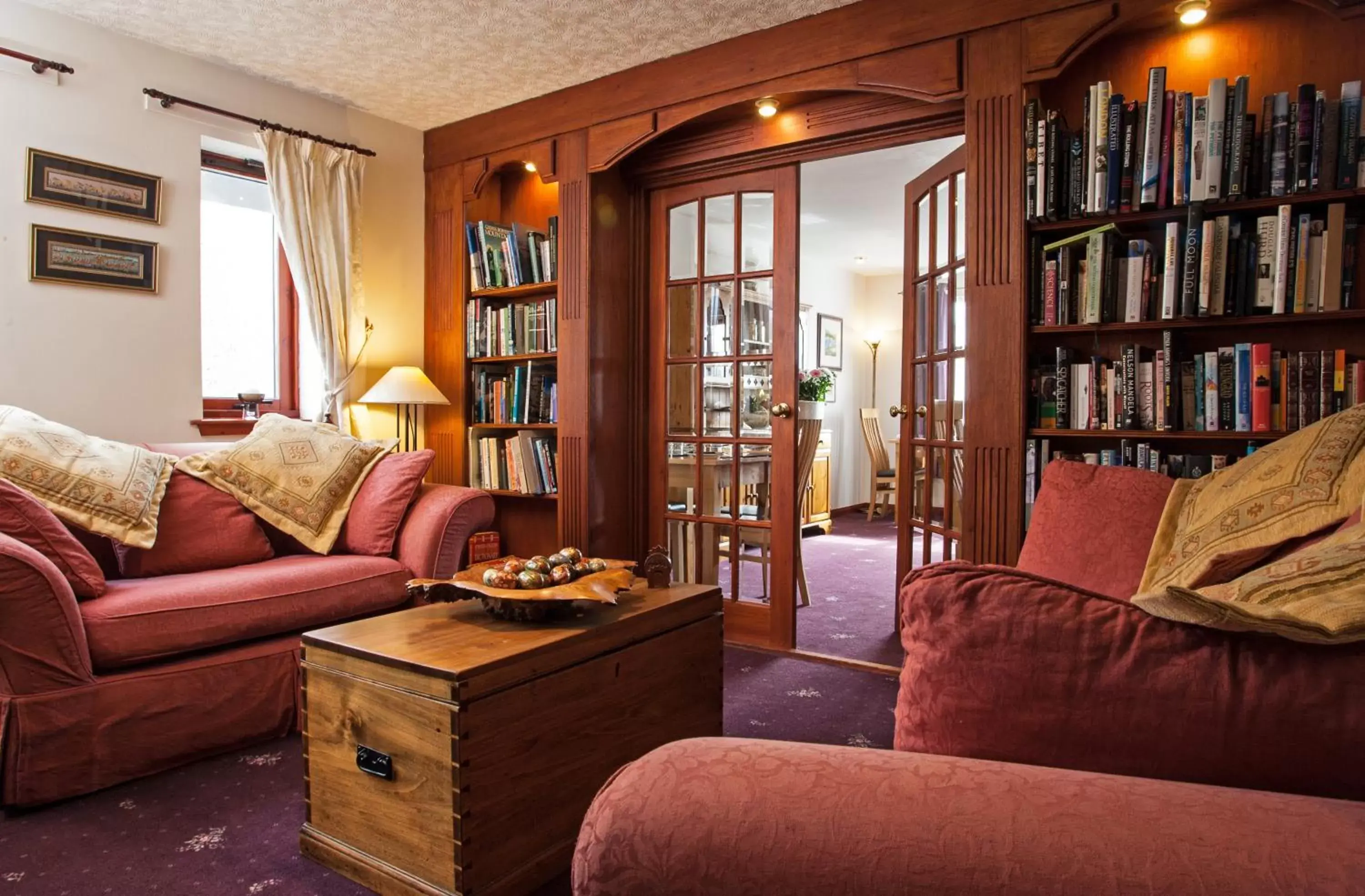 Lounge or bar, Library in Dunhallin House