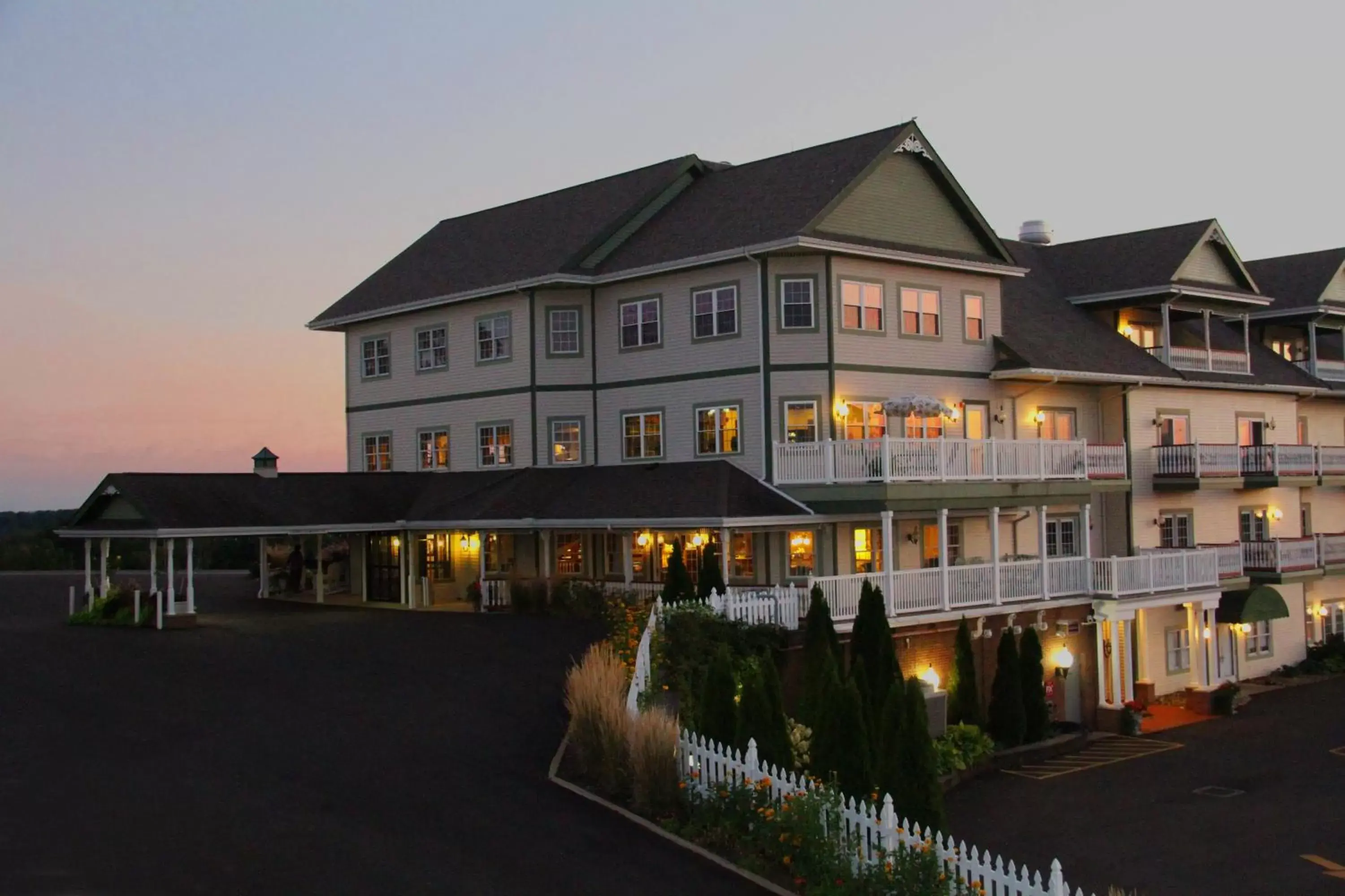 Property Building in Carlisle Inn Walnut Creek