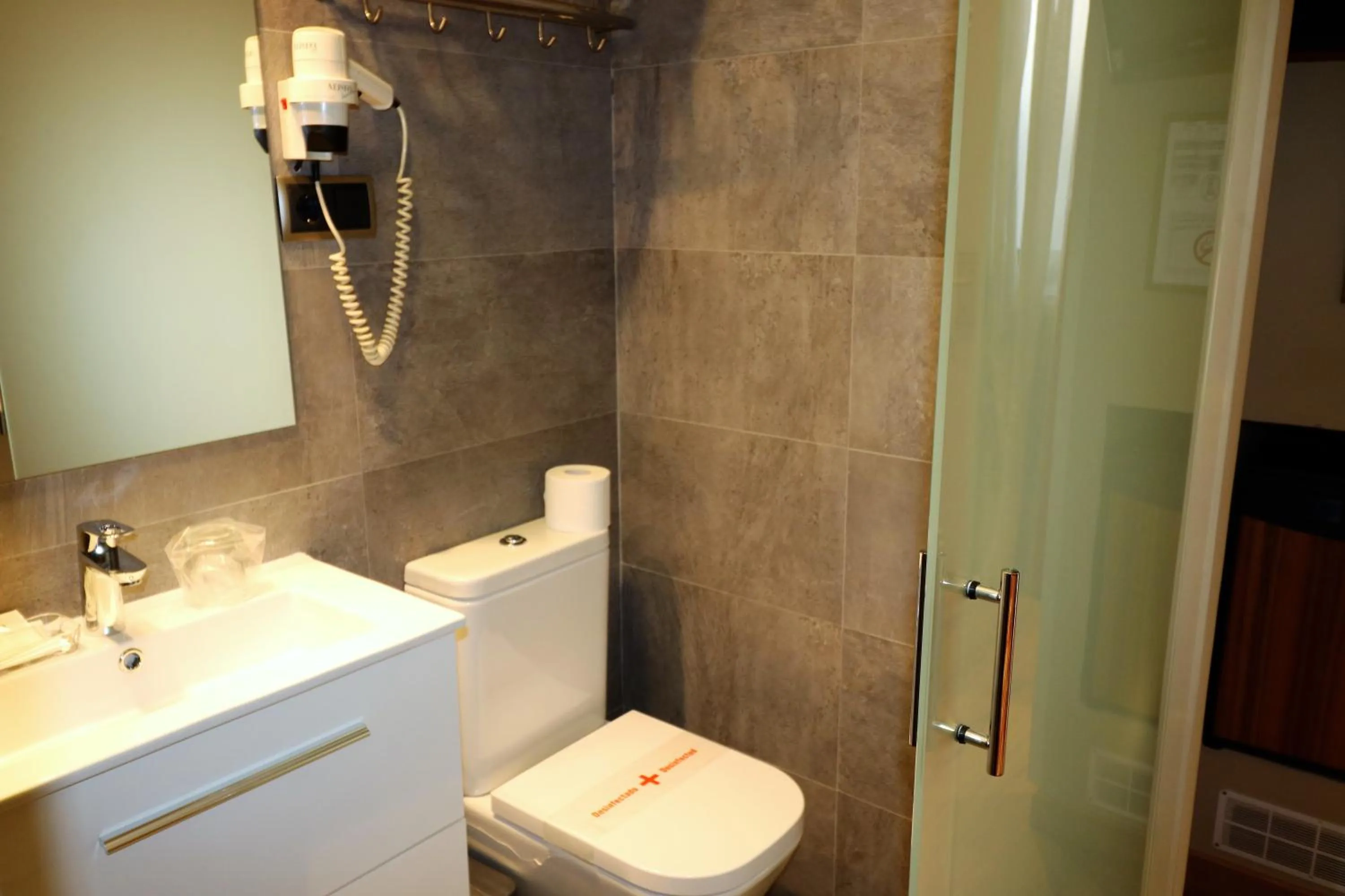 Bathroom in Hostal Hispano - Argentino Gran Vía