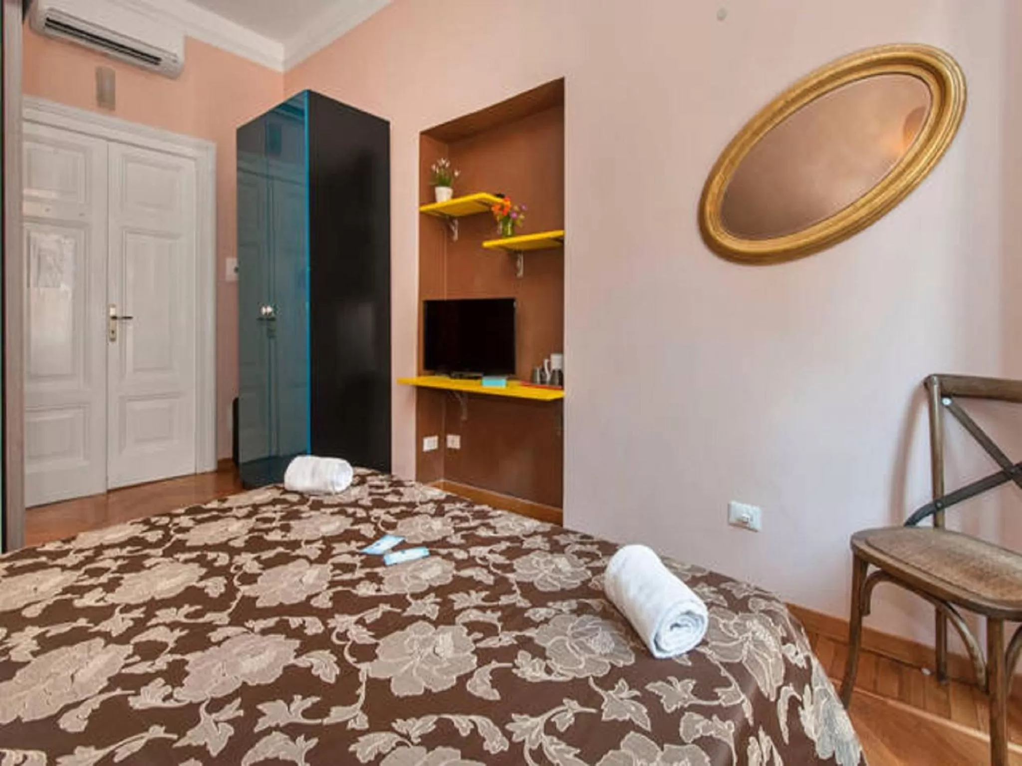 Decorative detail, Bed in Sesto Suites Central