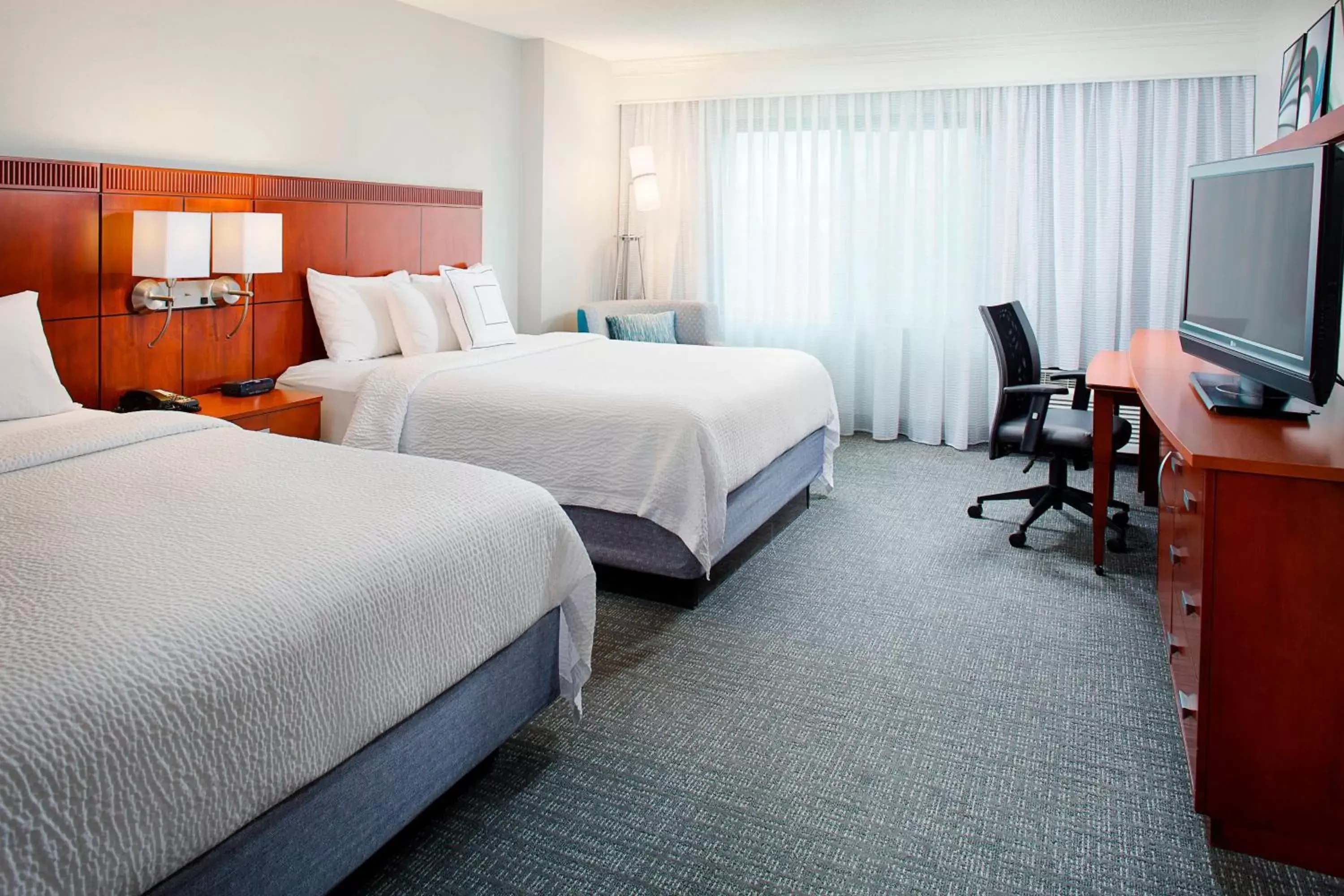 Photo of the whole room, Bed in Courtyard by Marriott Roanoke Airport
