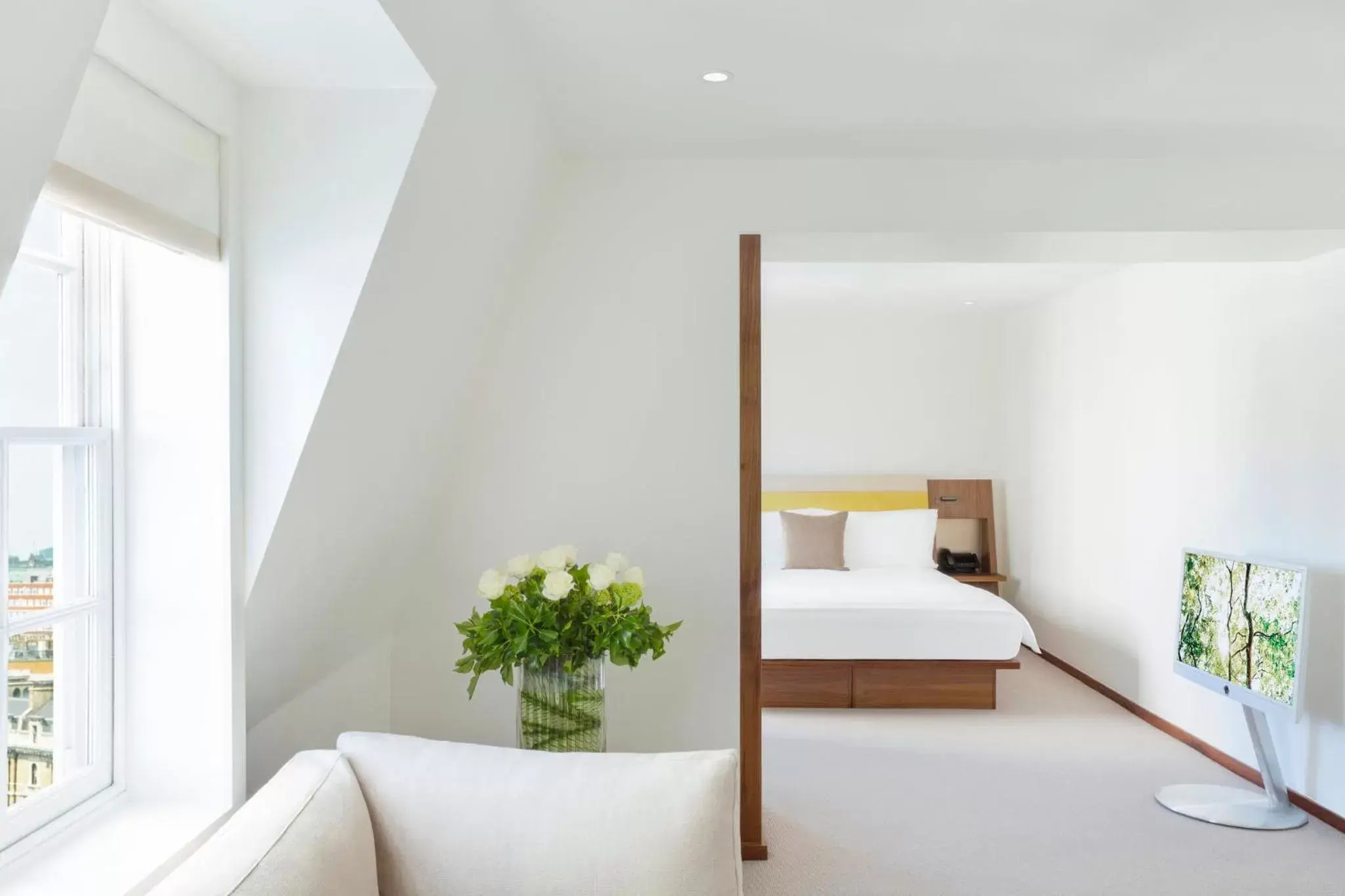 Bedroom, Bed in COMO Metropolitan London