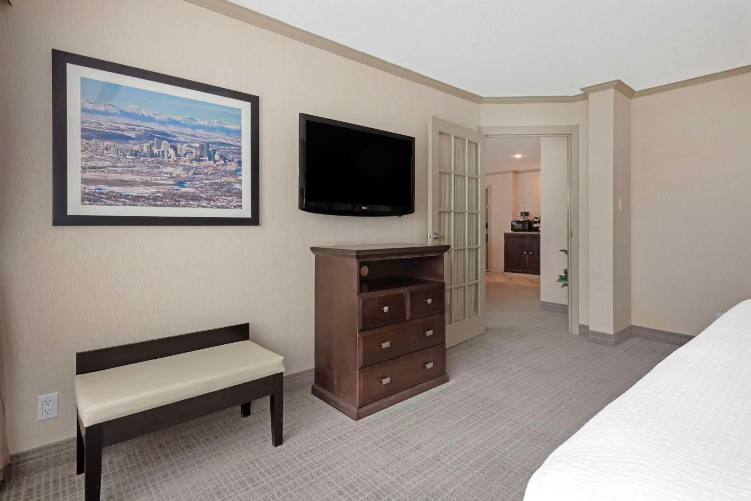 Bedroom, TV/Entertainment Center in Best Western PLUS Port O'Call Hotel