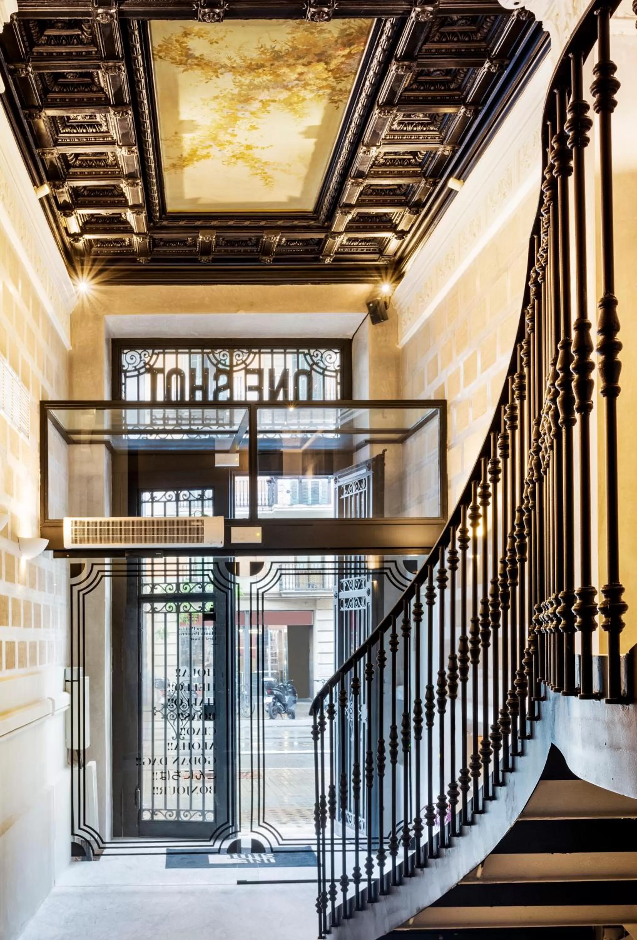 Facade/entrance in One Shot Aragó