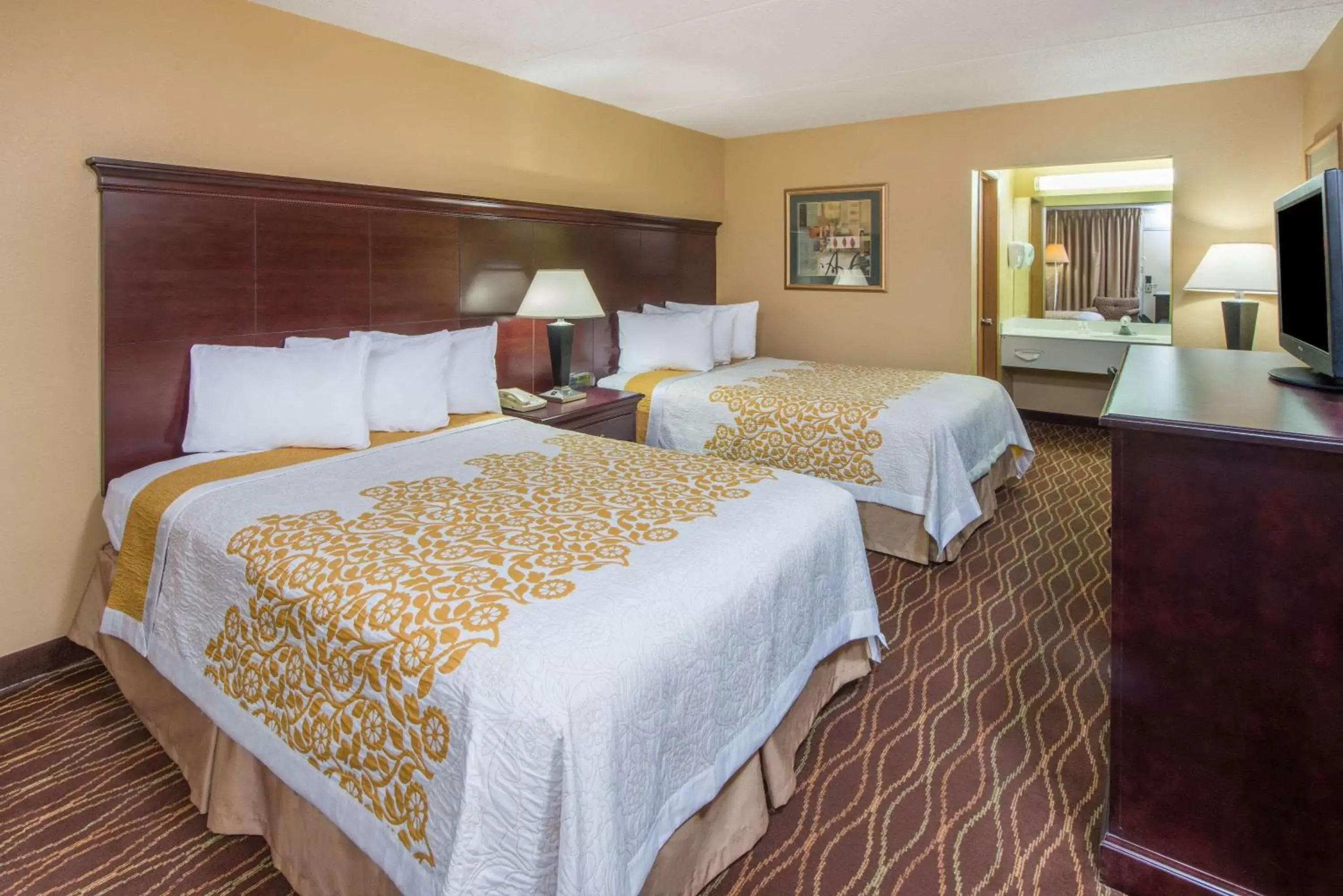 Photo of the whole room, Bed in Days Inn by Wyndham Paducah