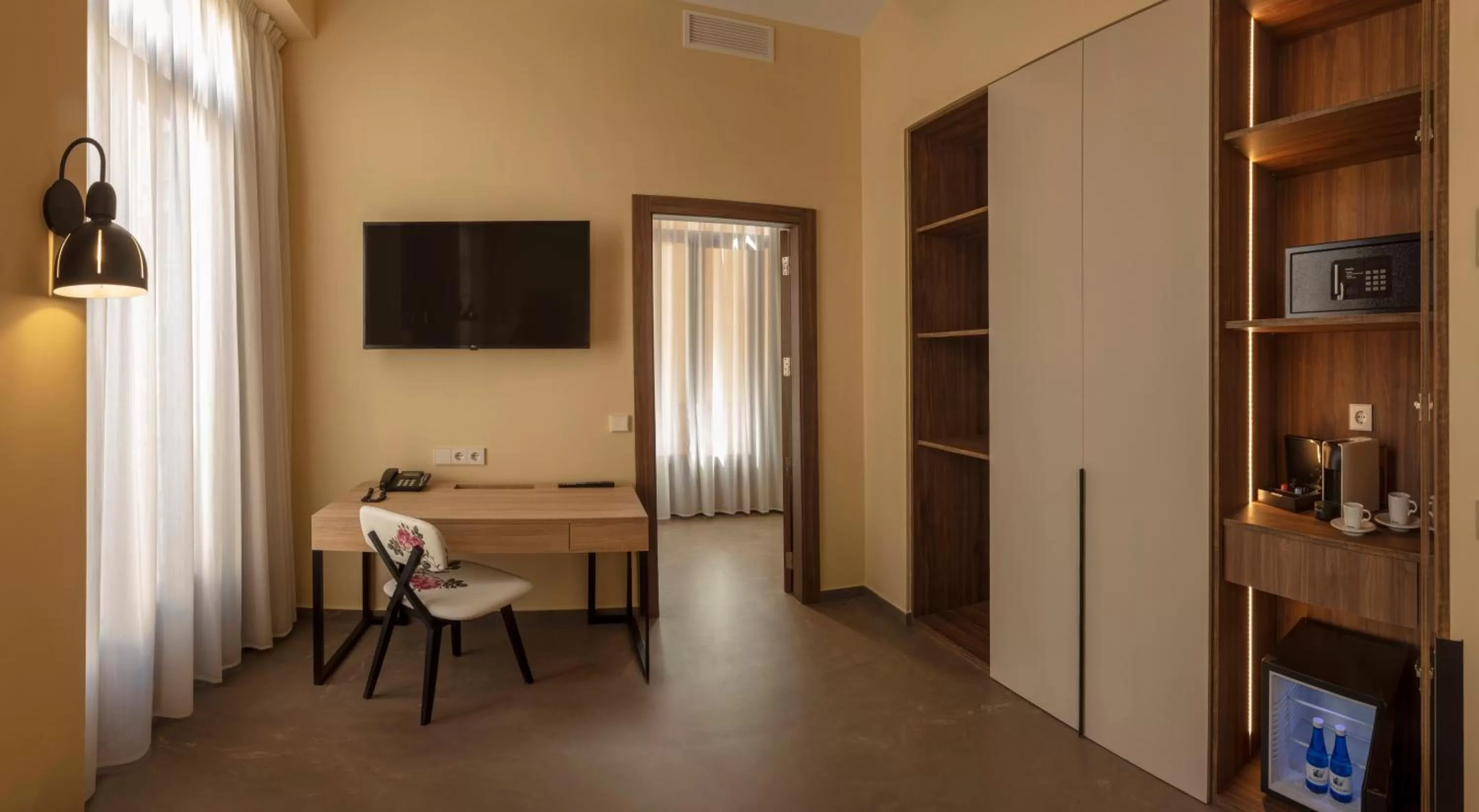 TV and multimedia in SH Suite Palace