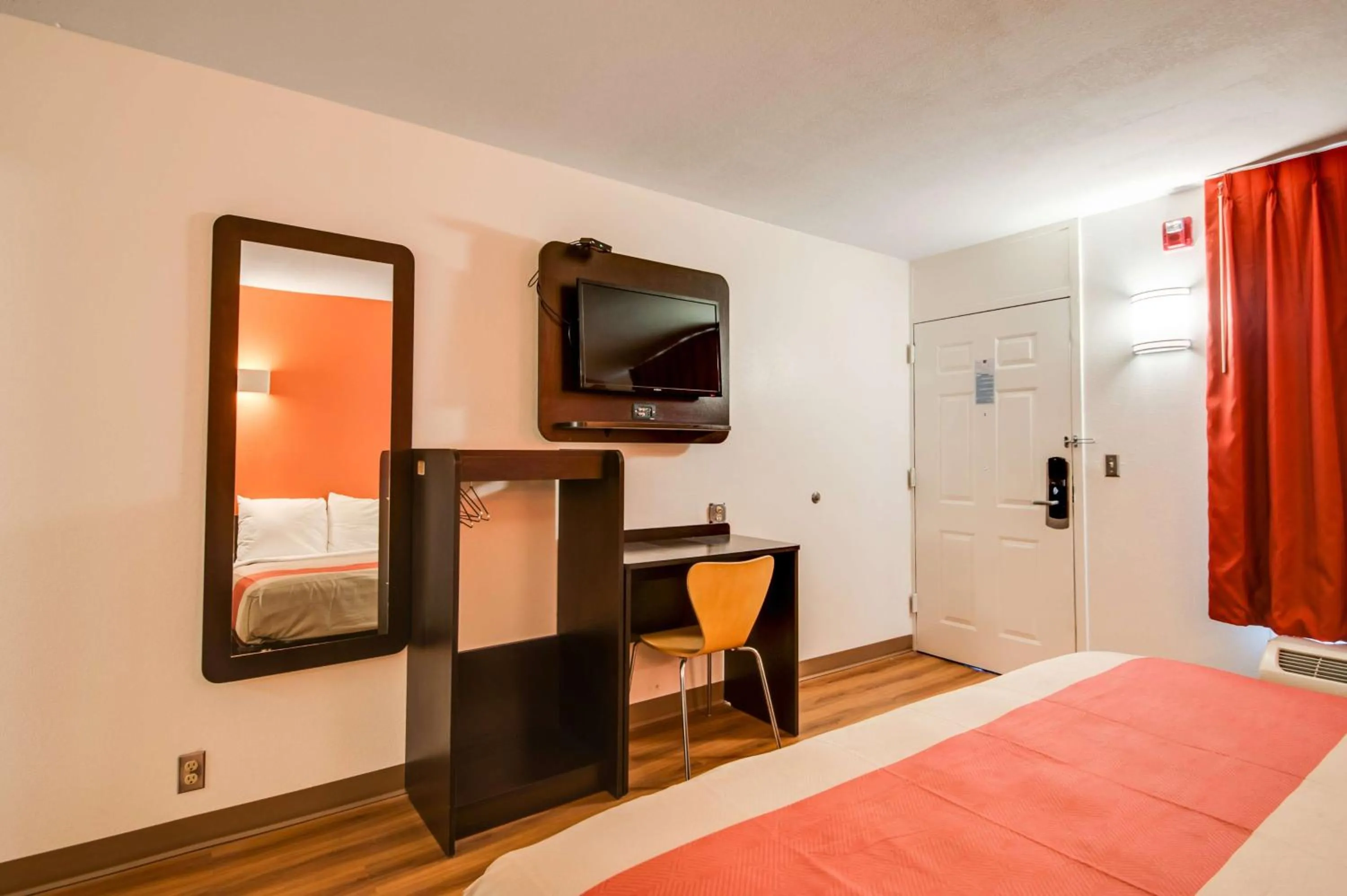 TV and multimedia, Bed in Motel 6-Jennings, LA