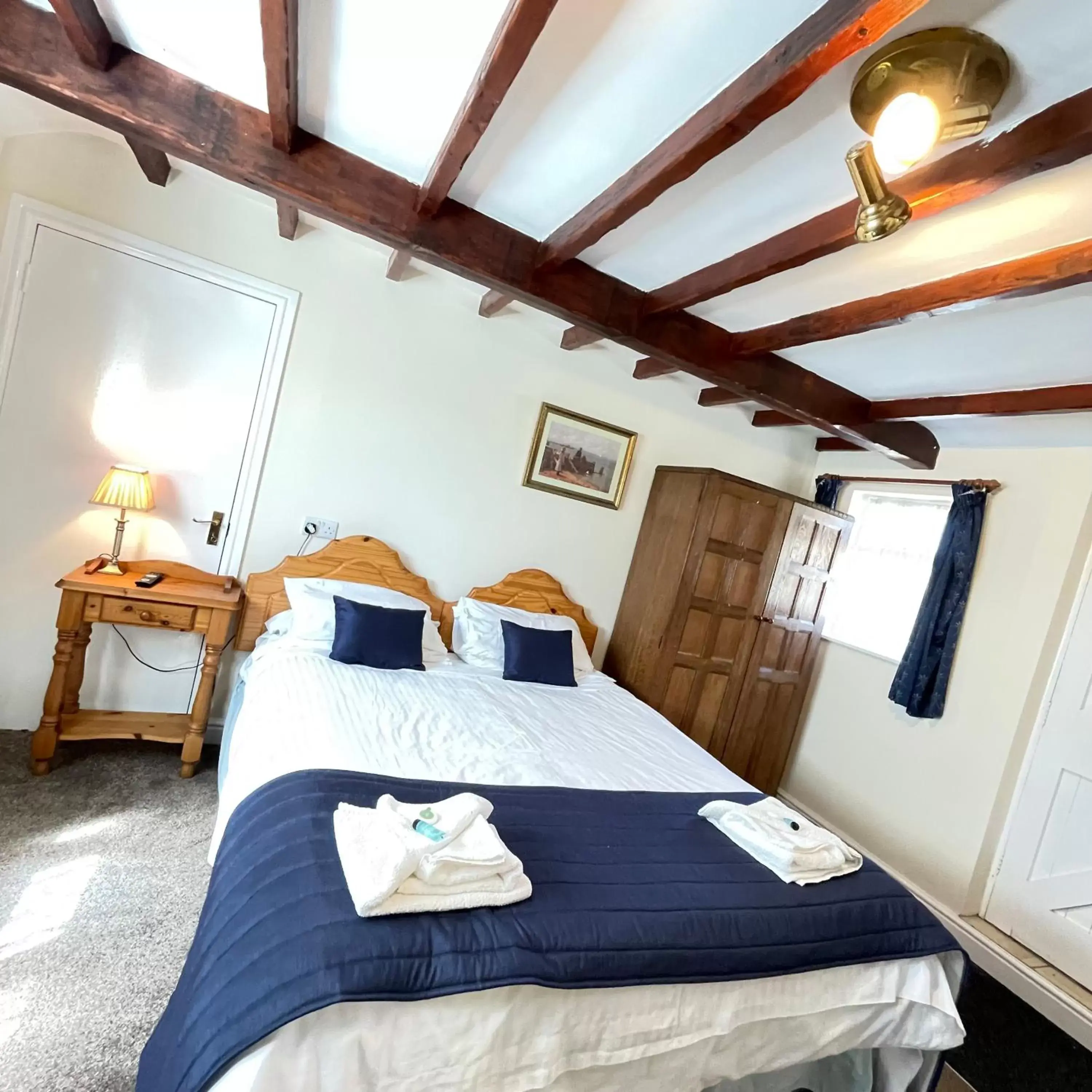 Bed in Halfway House Inn & Cottages