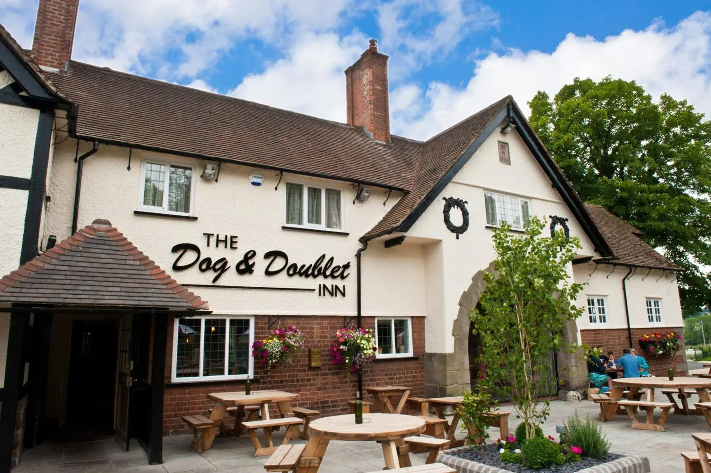 Facade/entrance, Property Building in The Dog & Doublet Inn