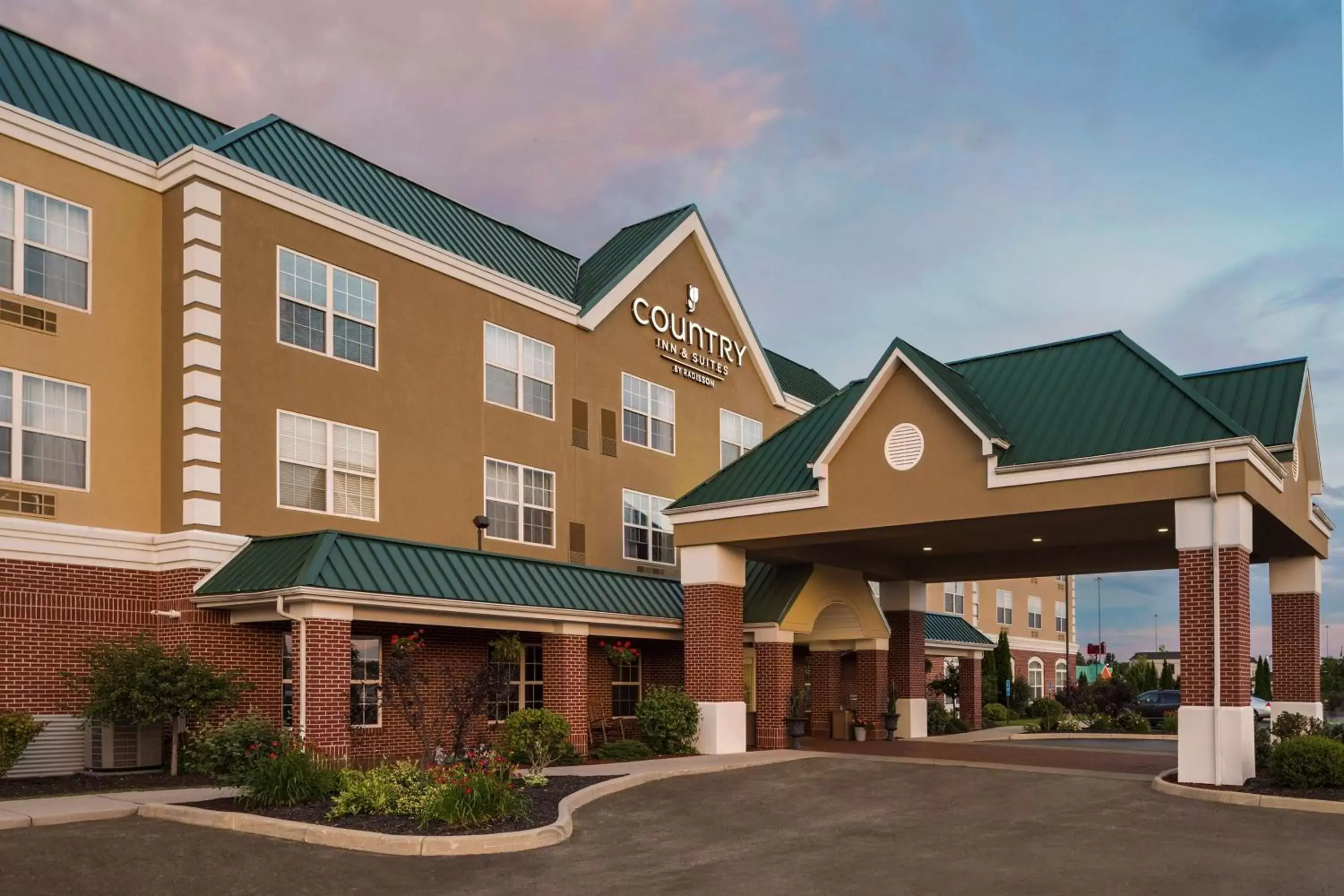 Property building in Country Inn & Suites by Radisson, Findlay, OH