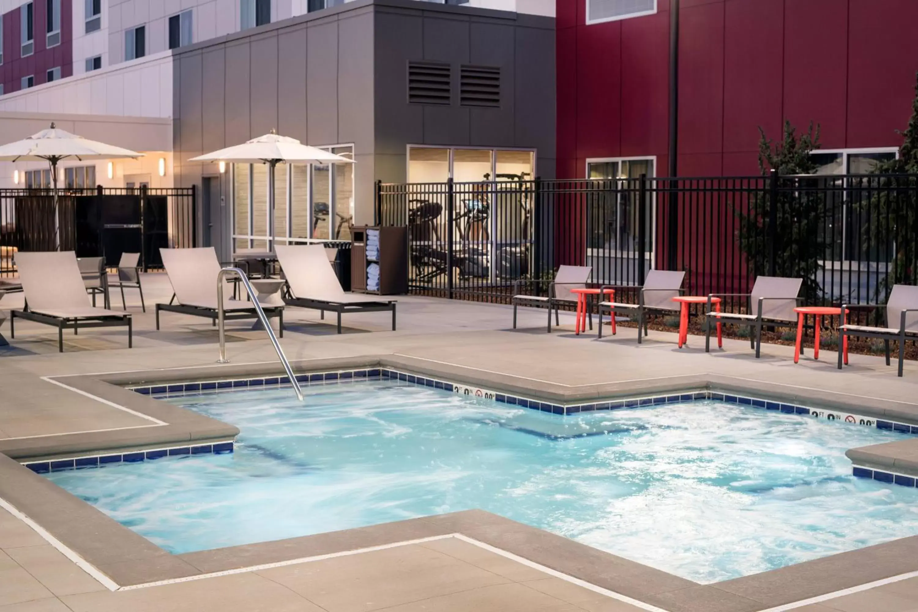 Area and facilities, Swimming Pool in Courtyard by Marriott Pullman