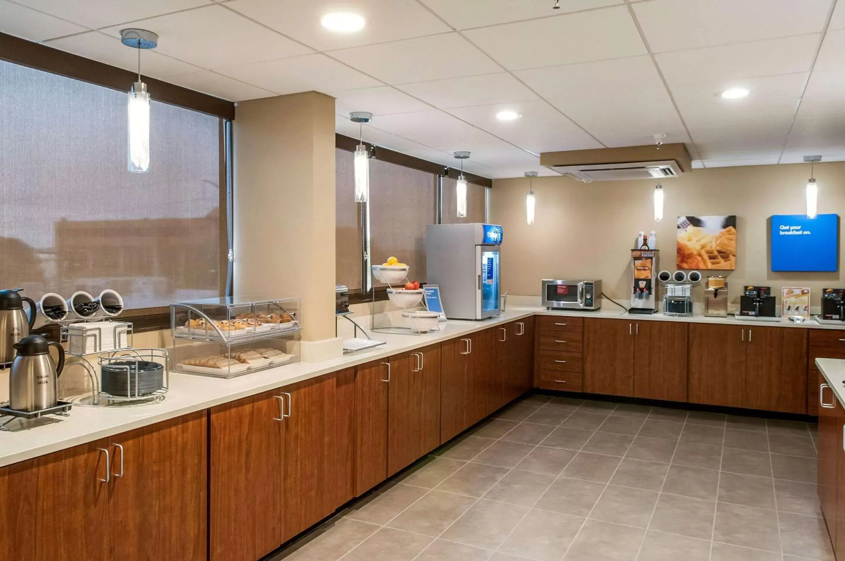 Restaurant/places to eat, Kitchen/Kitchenette in Comfort Inn & Suites At Copeland Tower