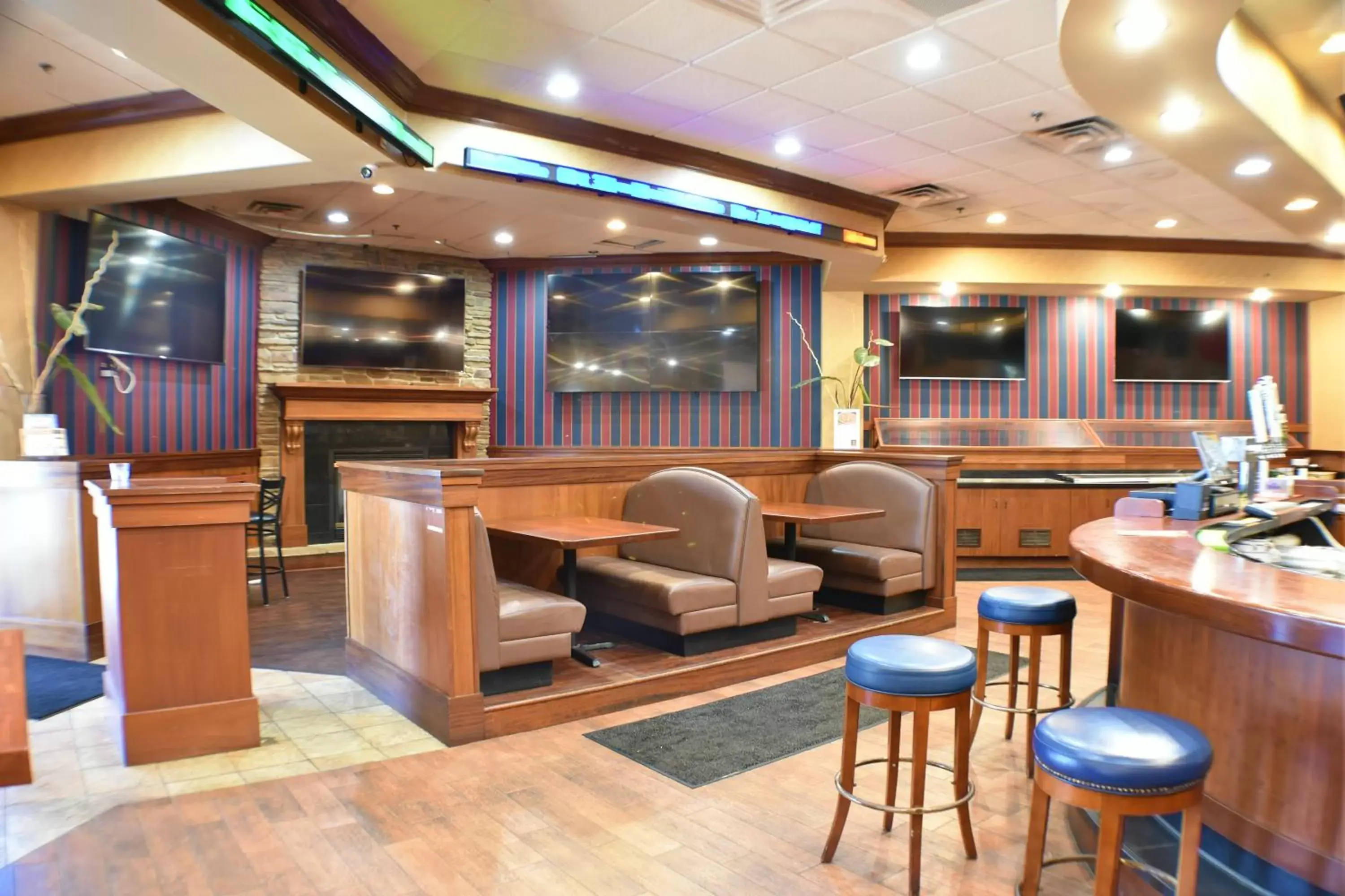 Lounge or bar, Lounge/Bar in Ramada by Wyndham Sioux Falls Airport - Waterpark Resort & Event Center