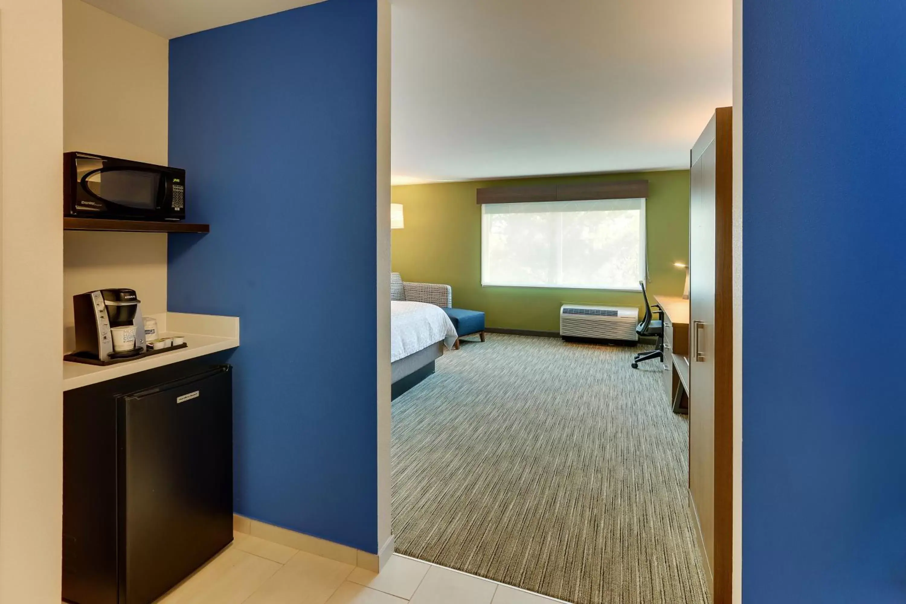 Bed in Holiday Inn Express & Suites - Roanoke – Civic Center Bed in Holiday Inn Express & Suites - Roanoke – Civic Center