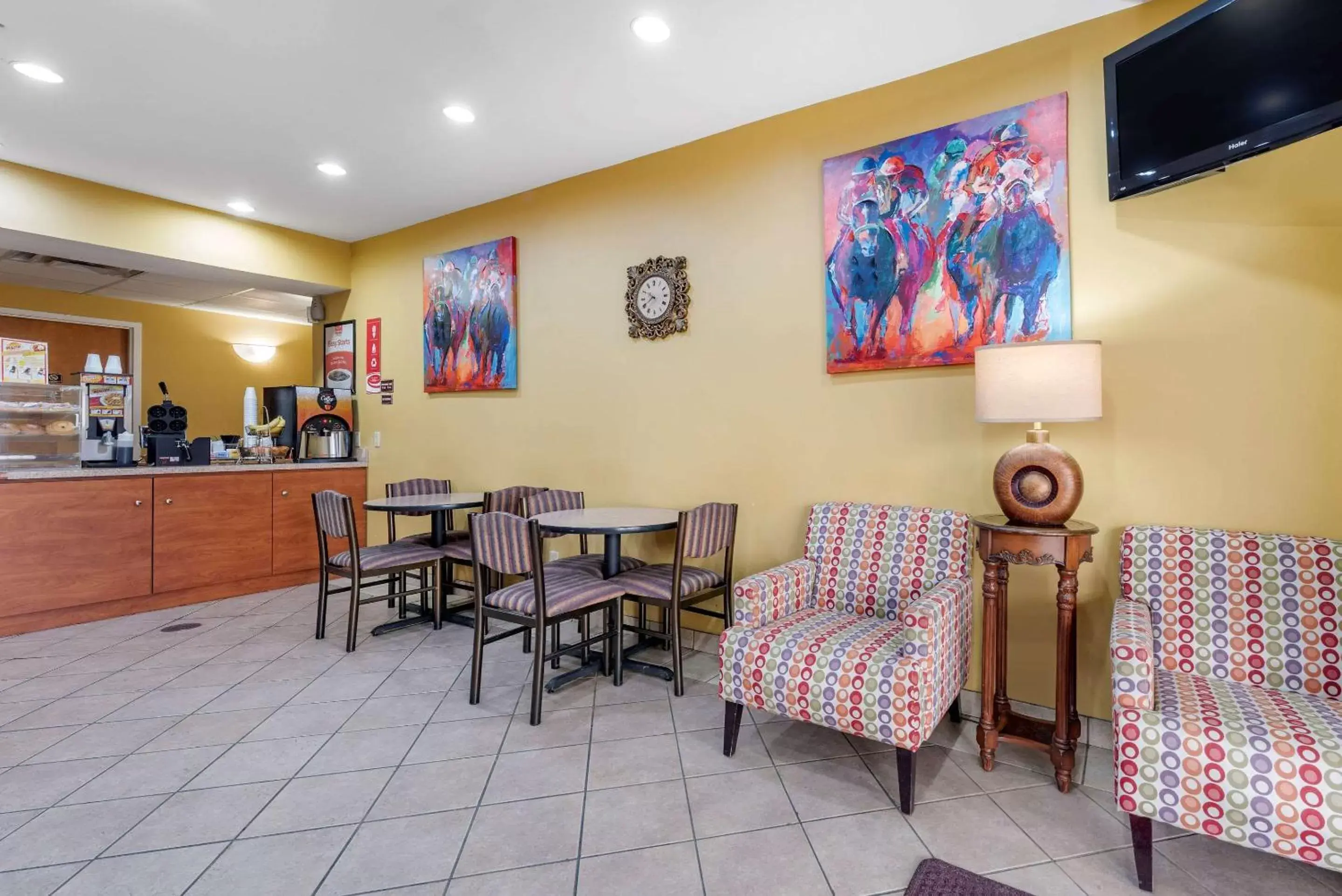 Lobby or reception, Restaurant/Places to Eat in Econo Lodge Airport Louisville