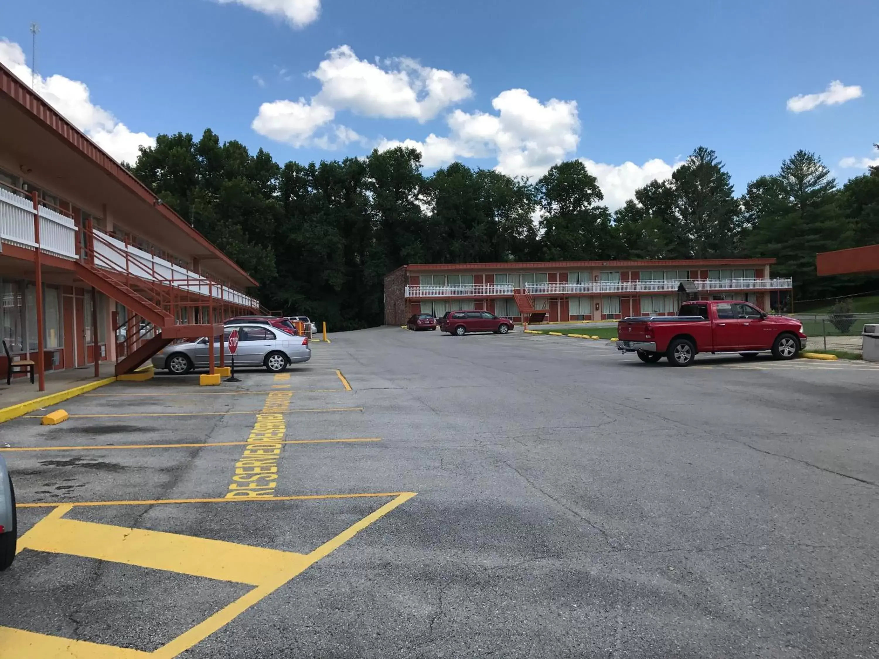 Property Building in Daniel Boone Motor Inn