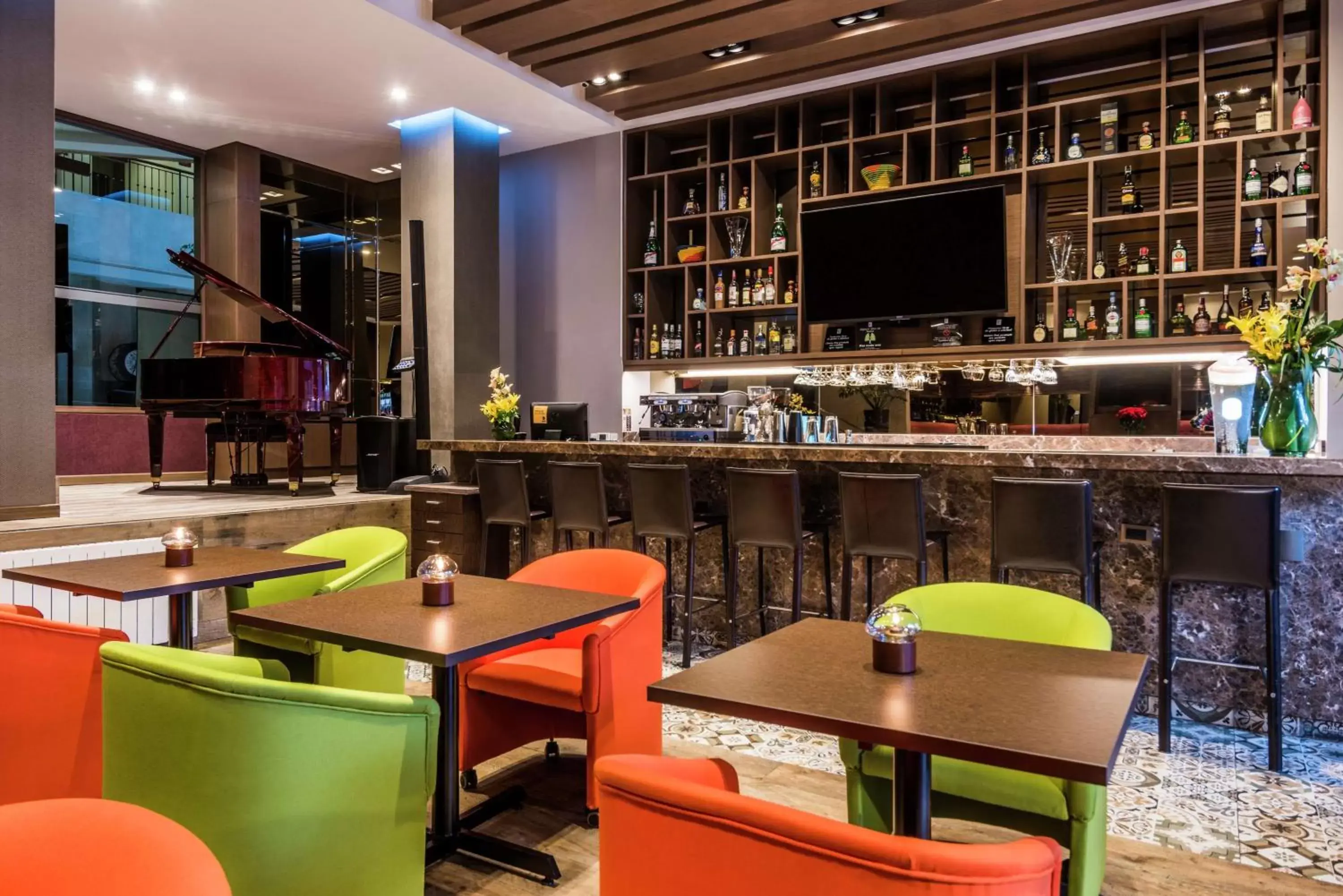 Restaurant/places to eat, Lounge/Bar in Embassy Suites by Hilton Bogotá - Rosales