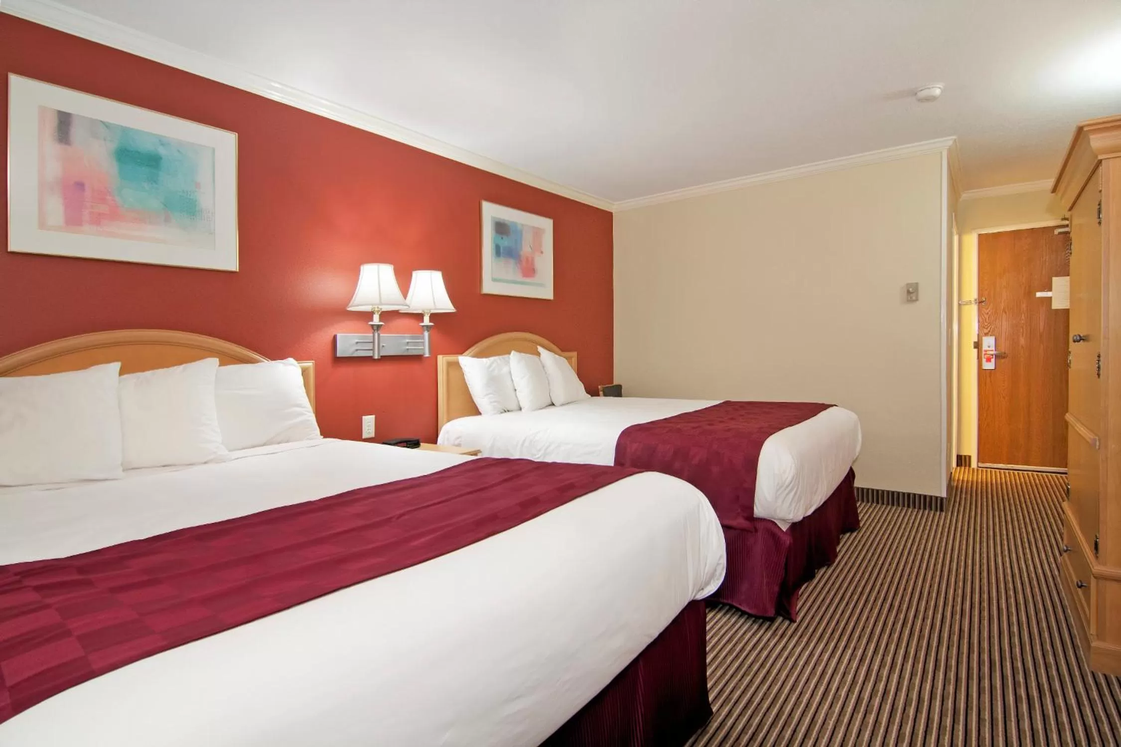 Bed in Valley Inn Shakopee