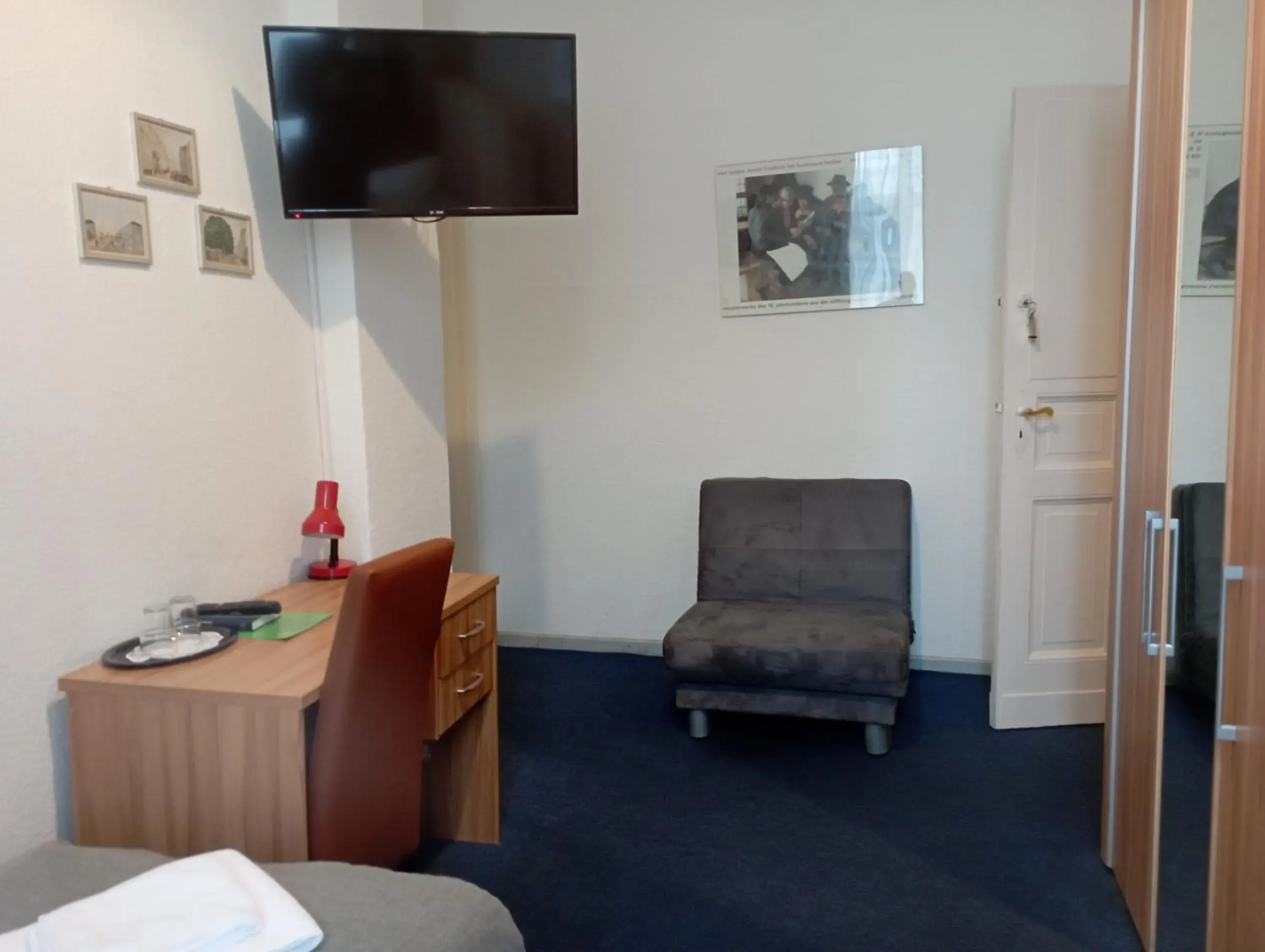 Photo of the whole room, TV/Entertainment Center in City Pension Berlin