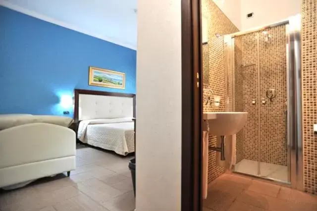 Shower, Bathroom in Hotel Flora