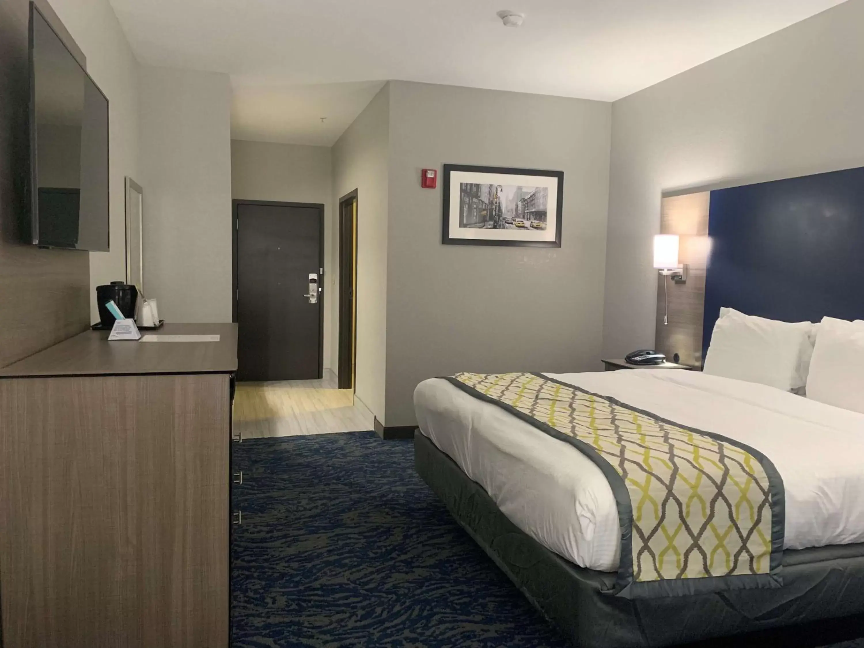Photo of the whole room, Bed in Best Western Knoxville Airport / Alcoa, TN