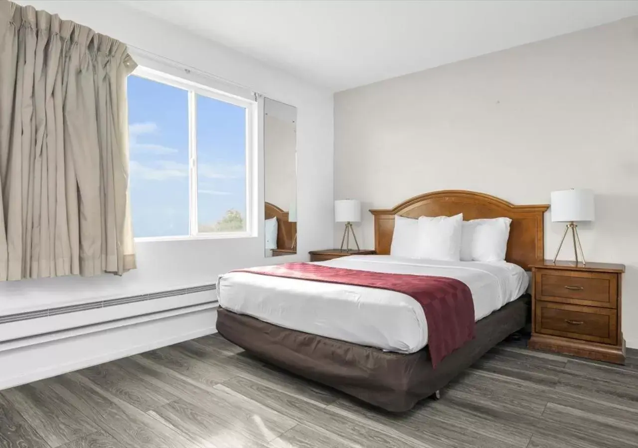 Bedroom, Bed in Rodeway Inn & Suites San Francisco - Great Highway