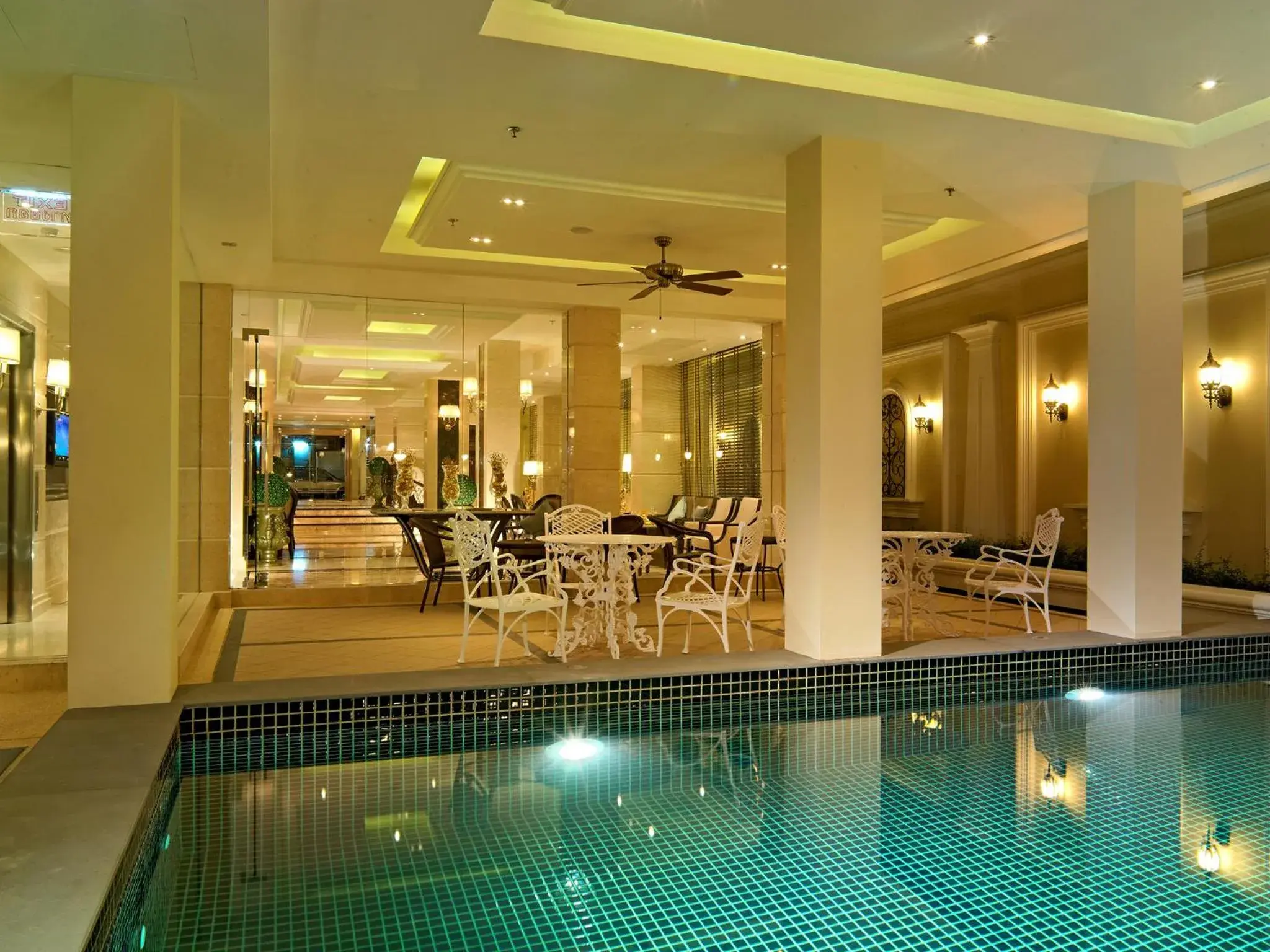 Swimming Pool in Gulliver's Tavern Hotel