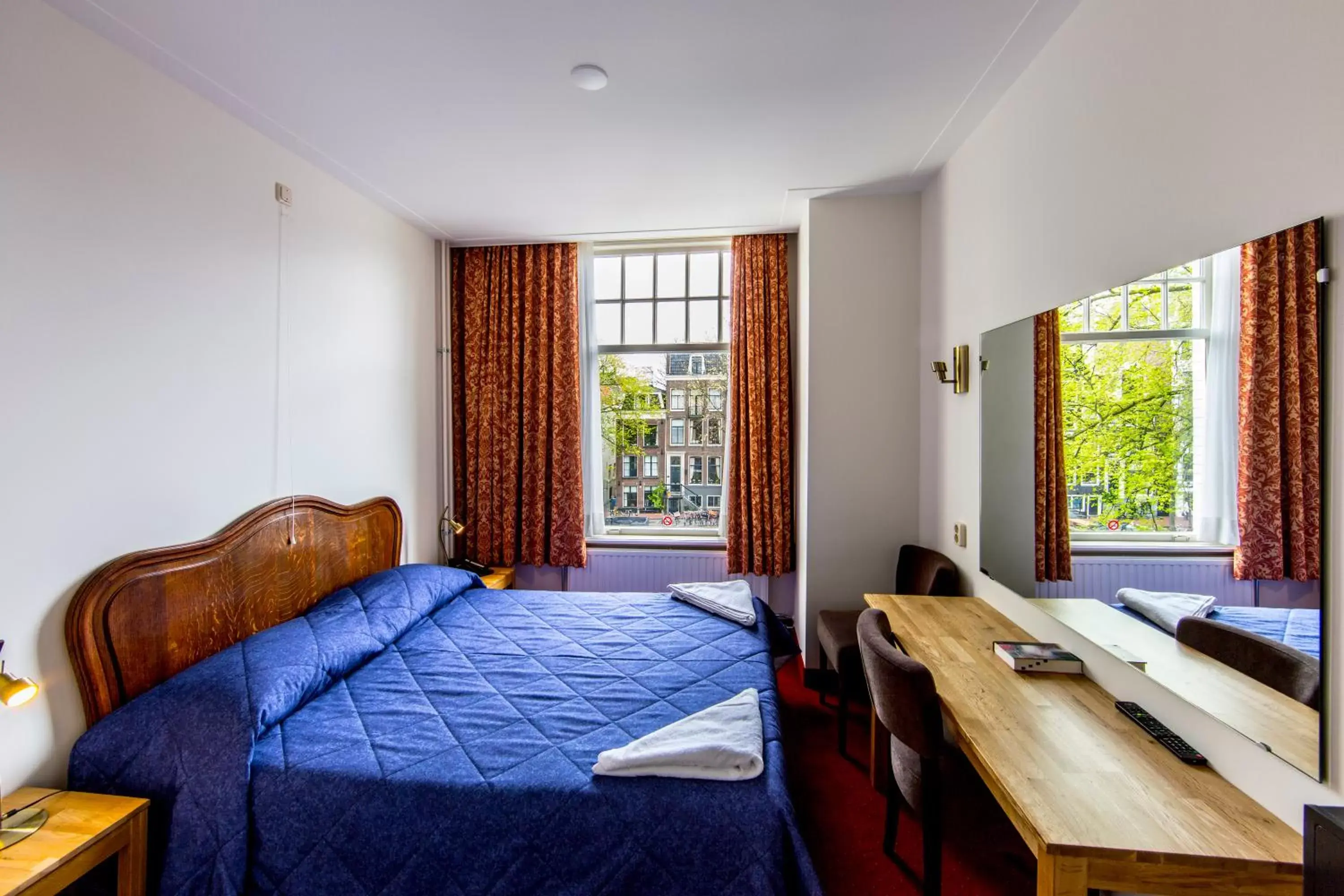 Bedroom, Bed in Amsterdam Wiechmann Hotel