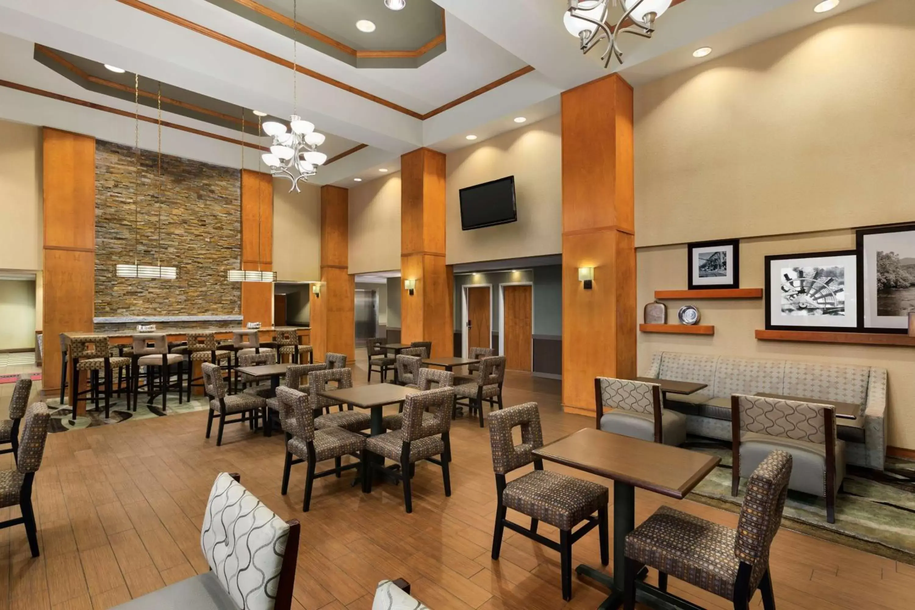 Lobby or reception, Restaurant/Places to Eat in Hampton Inn & Suites by Hilton Manchester Bedford