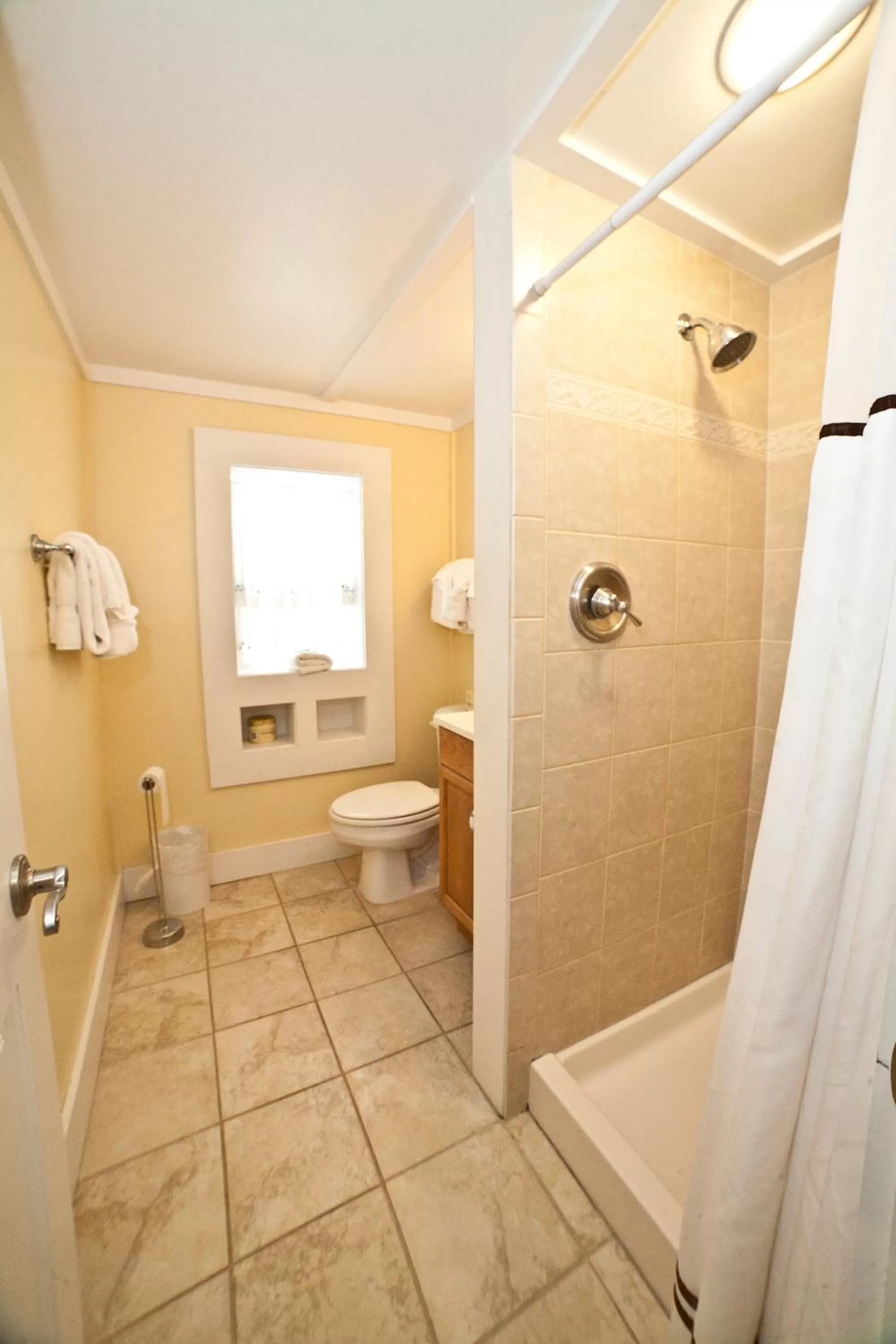 Bathroom in Georgianne Inn & Suites check in 212 Bulter Ave