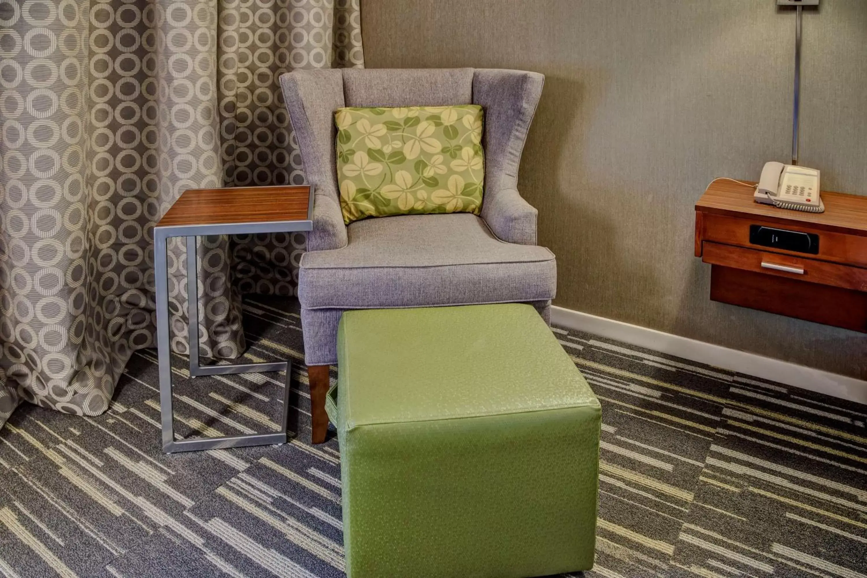 Bed, Seating Area in Hampton Inn Charlottesville