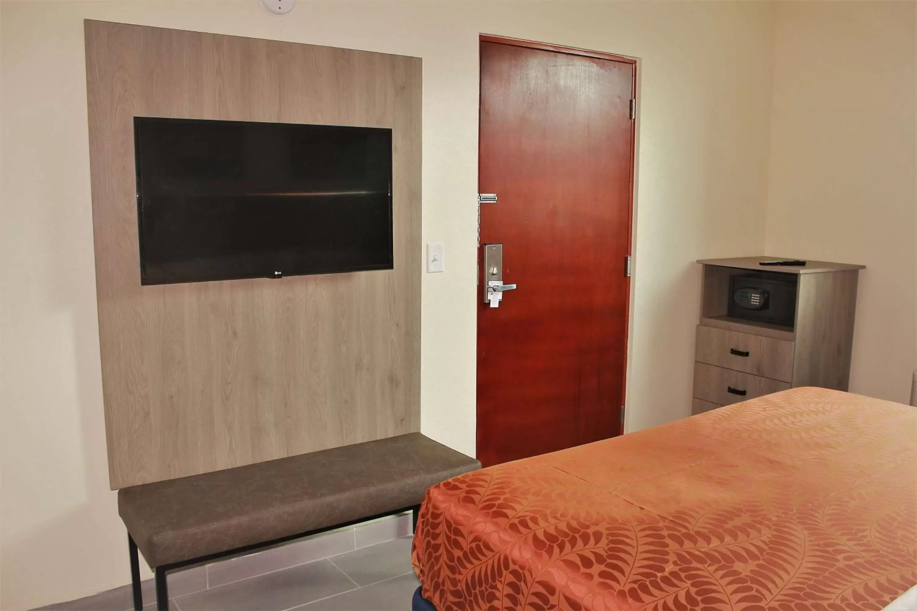 Bedroom, TV/Entertainment Center in Mayaguez Plaza Hotel; SureStay Collection by Best Western