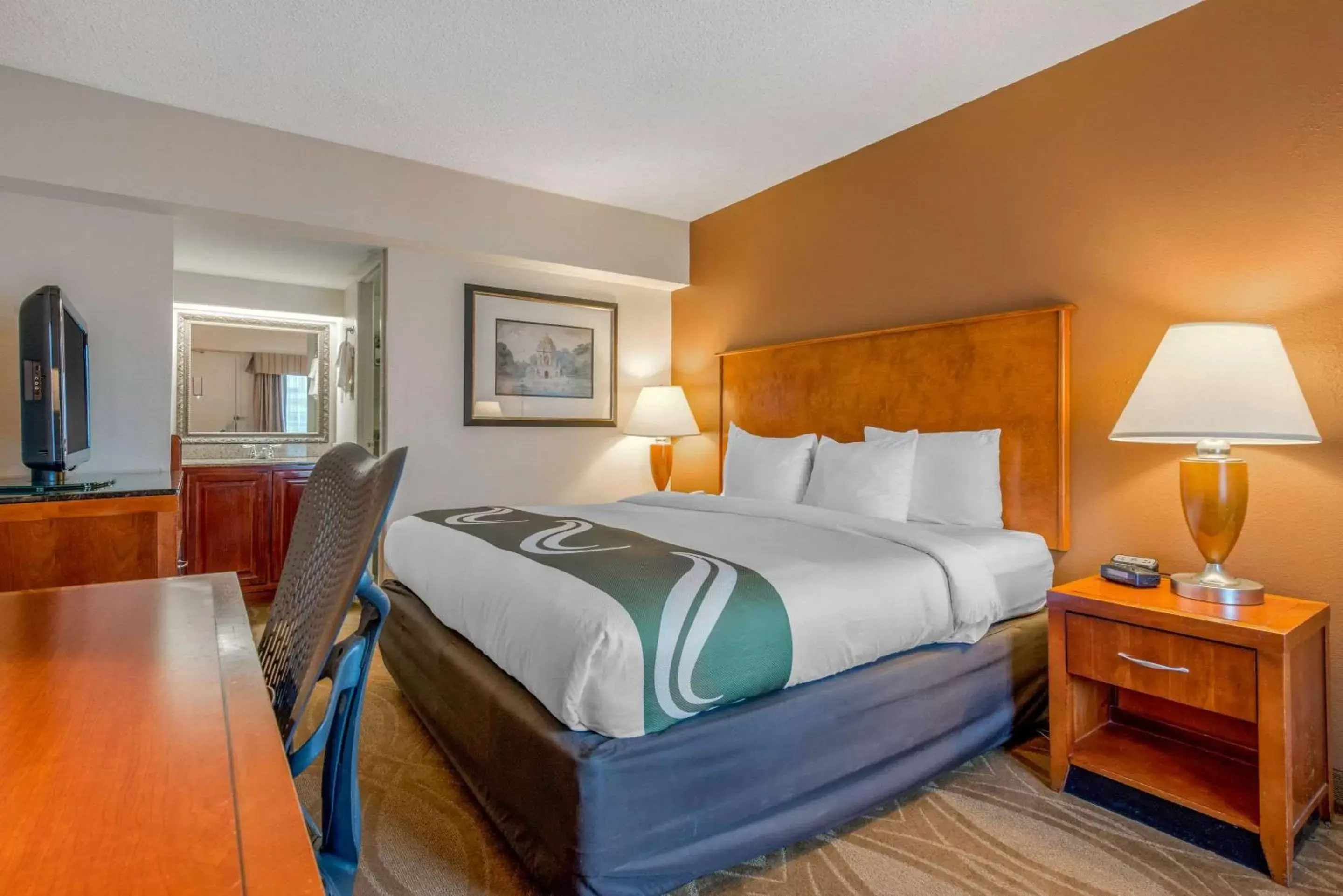 Photo of the whole room, Bed in Quality Inn Savannah Historic District