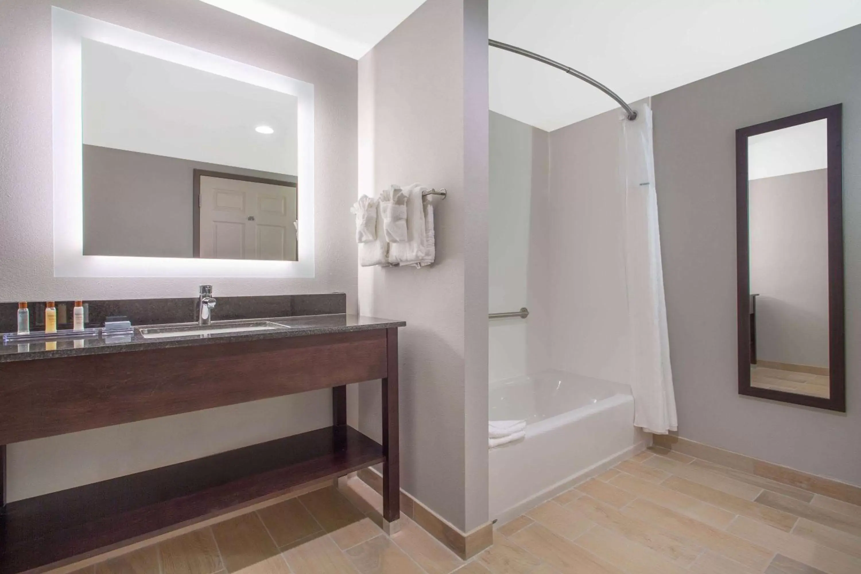 TV and multimedia, Bathroom in La Quinta Inn & Suites by Wyndham Mooresville