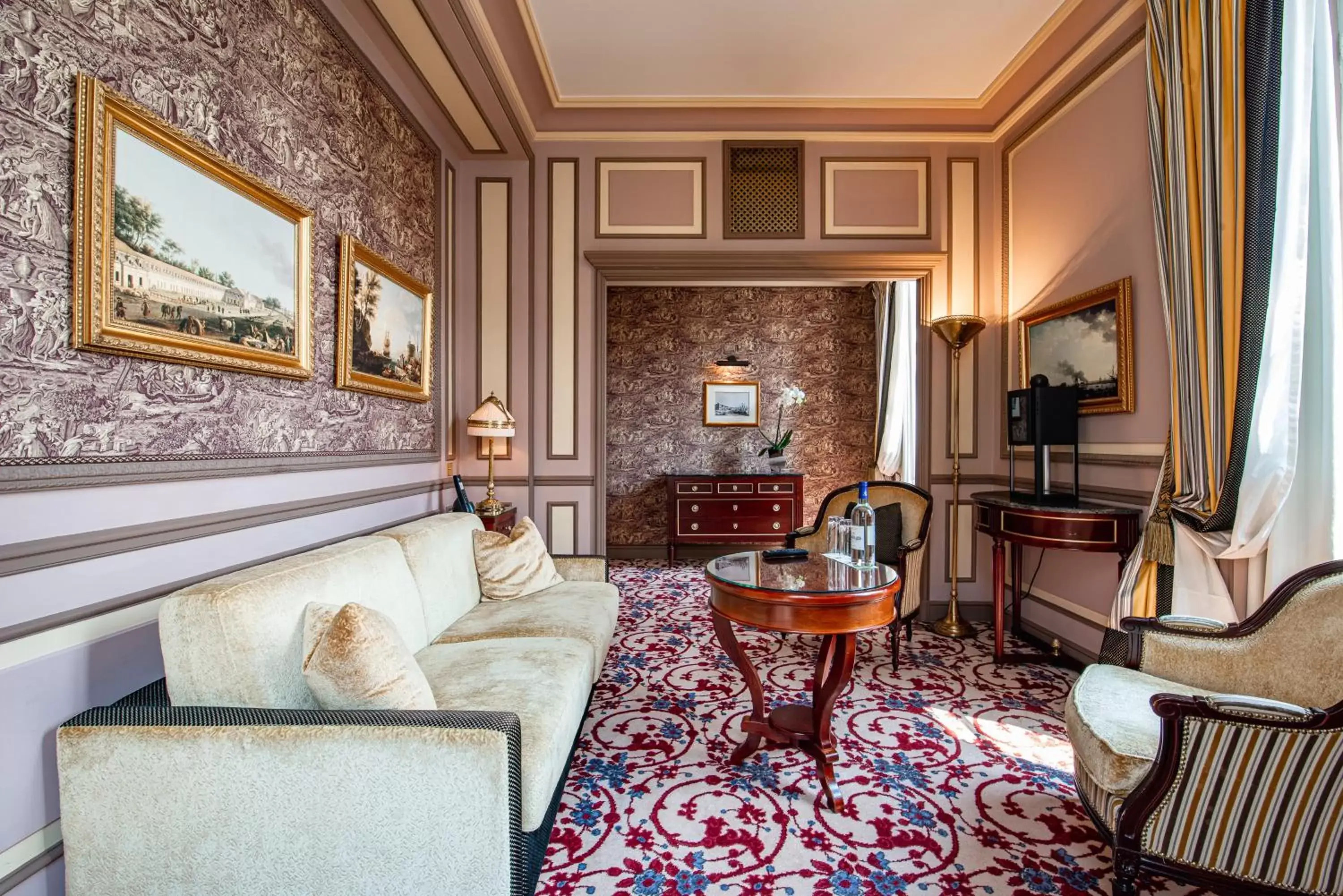 Photo of the whole room, Seating Area in InterContinental Bordeaux Le Grand Hotel, an IHG Hotel